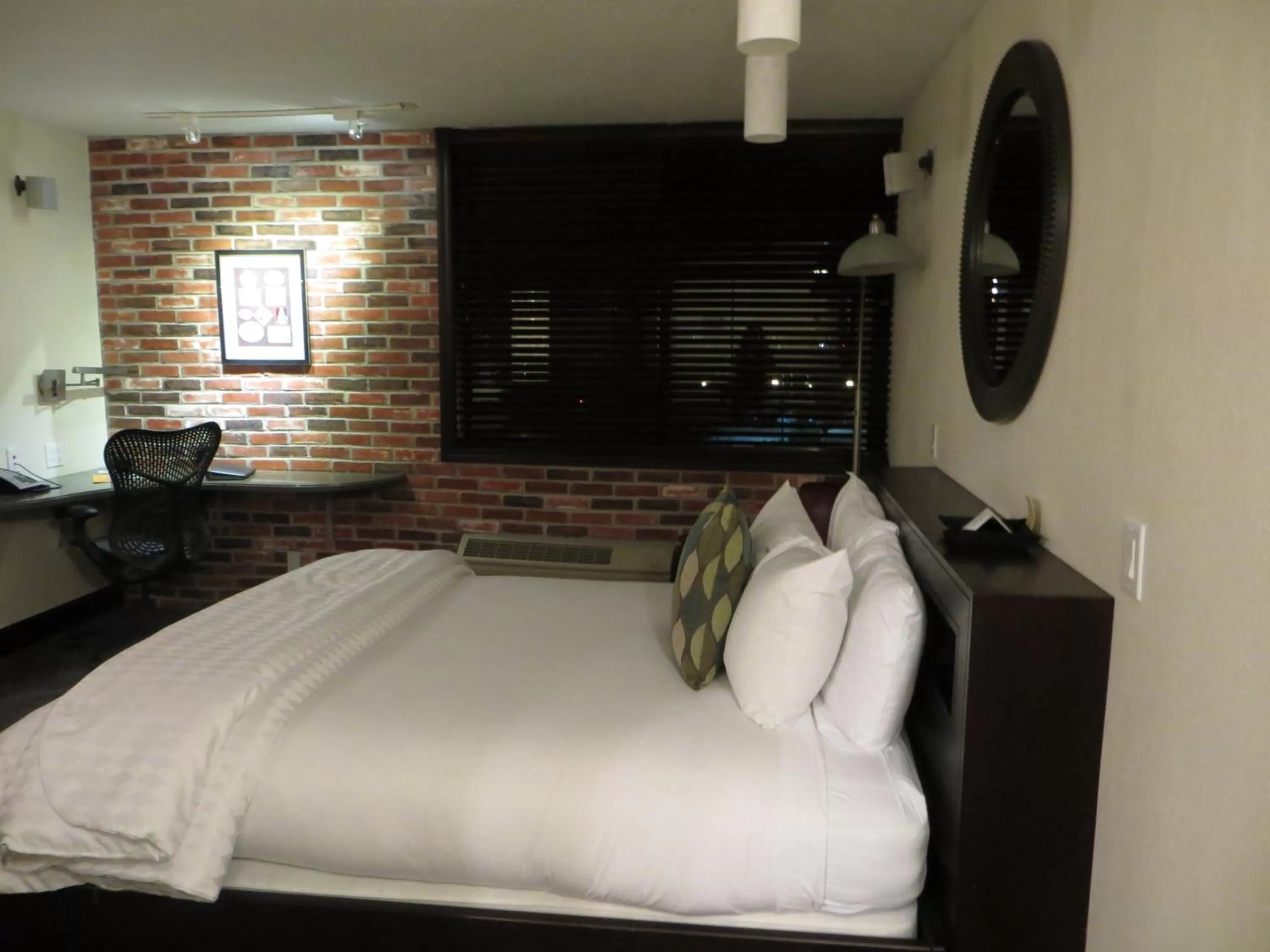 Bed, TV/Entertainment Center in Mark Twain Hotel