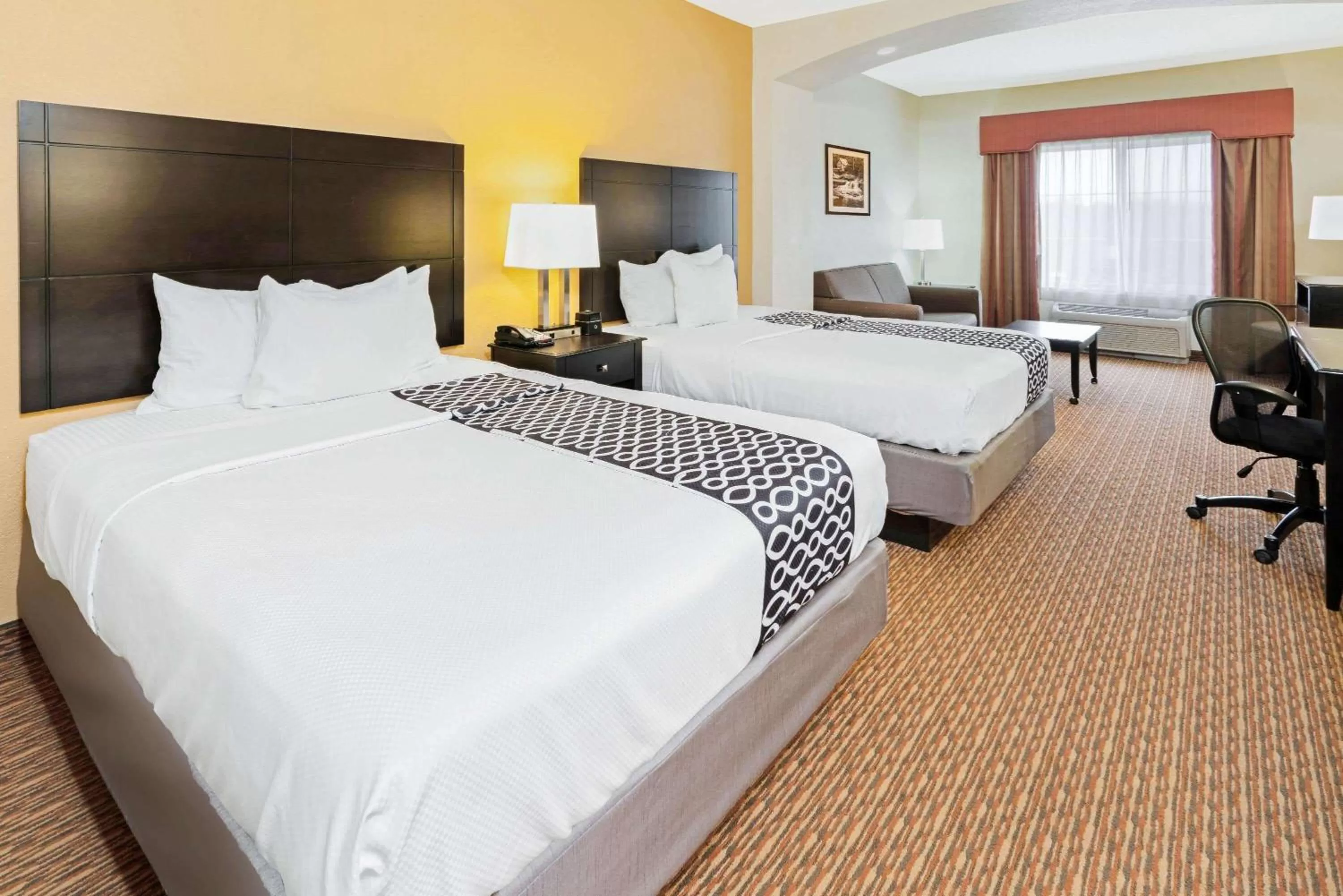 Photo of the whole room, Bed in La Quinta by Wyndham Stillwater -University Area