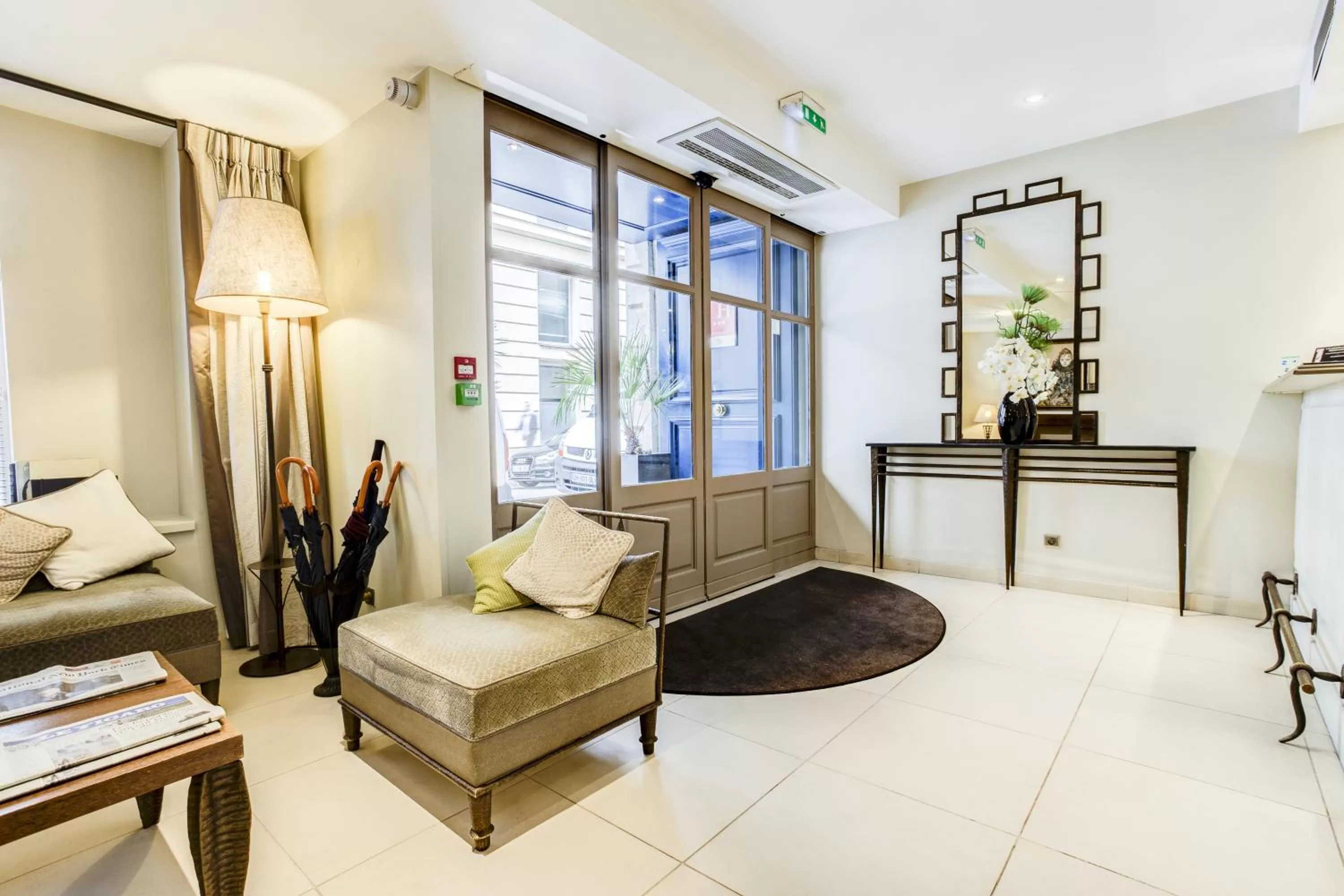 Lobby or reception, Bed in Hôtel Paris Louvre Opéra