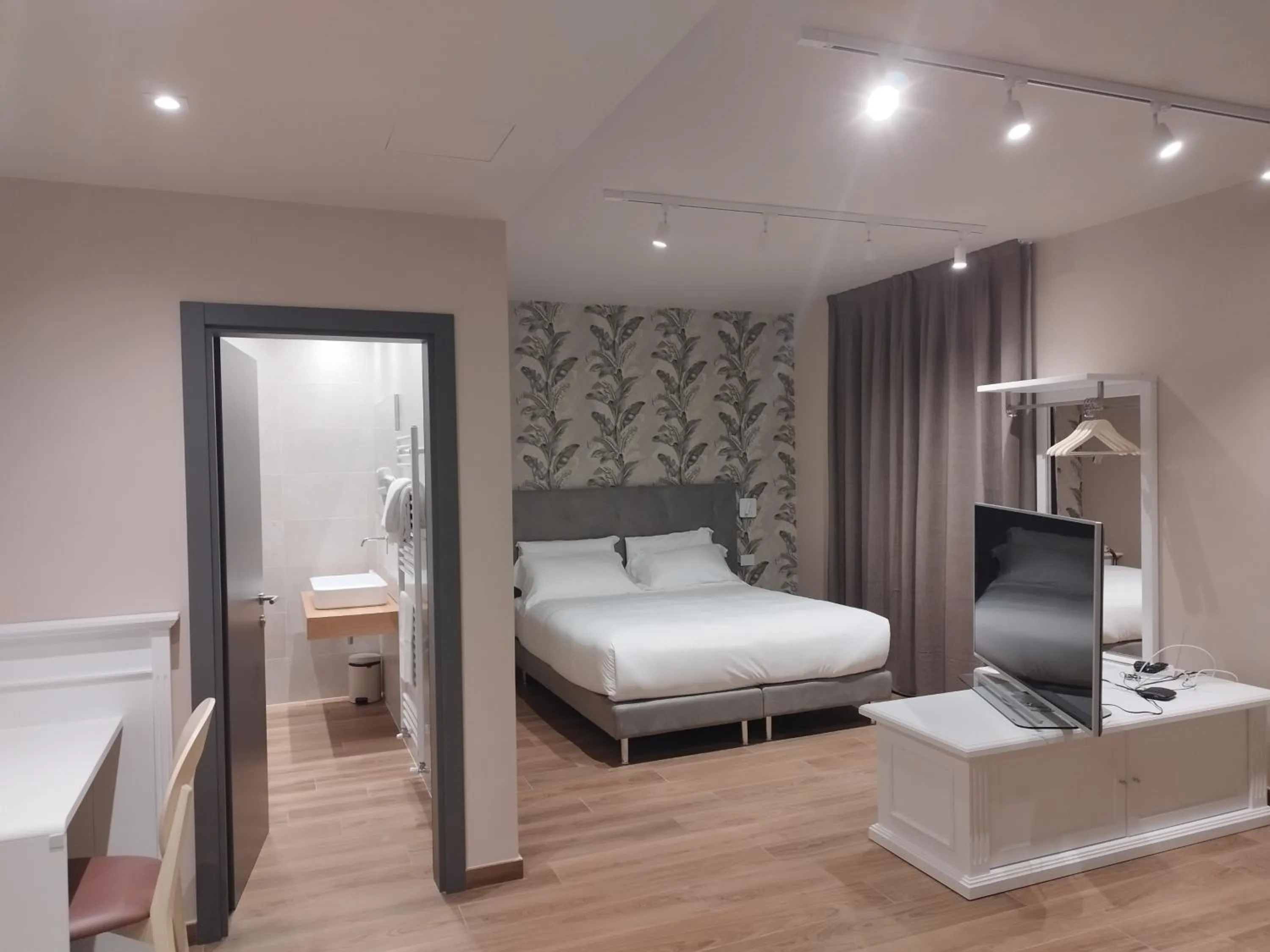 Photo of the whole room, Bed in Campiglione Hotel