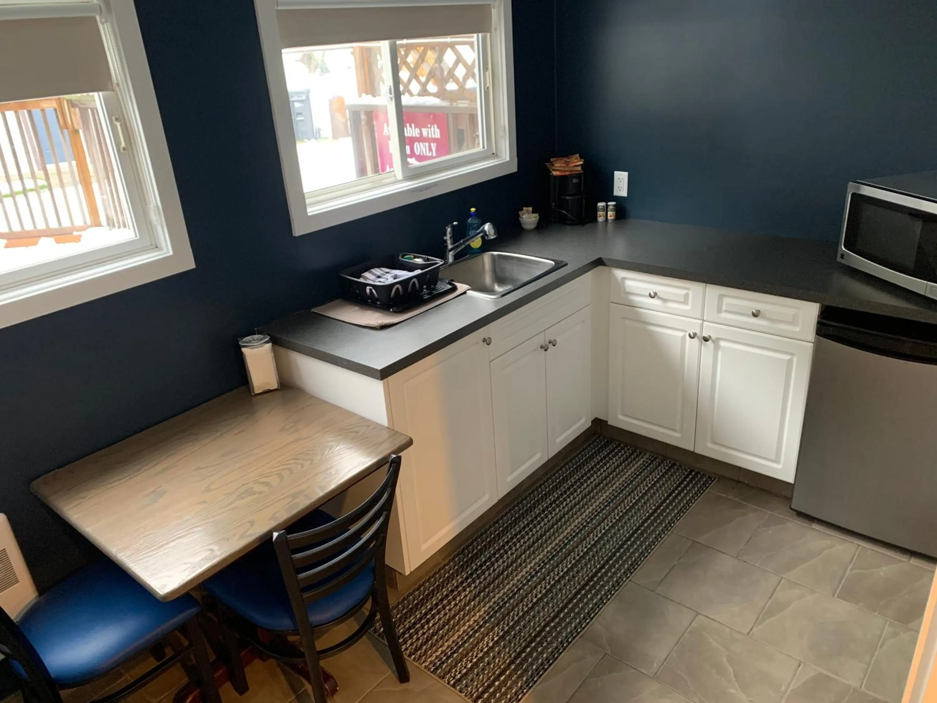 Kitchen or kitchenette in Peaks Lodge