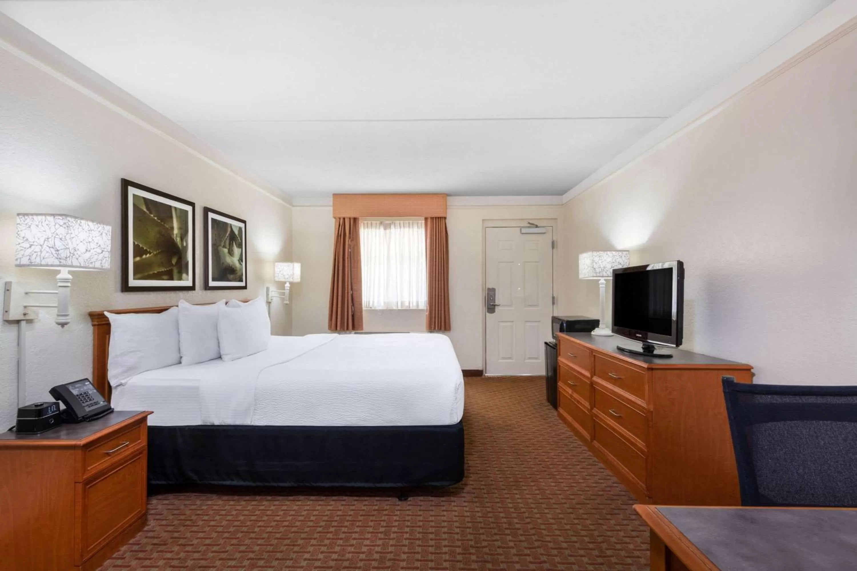 Photo of the whole room, Bed in La Quinta East Deerfield Beach - Boca Raton