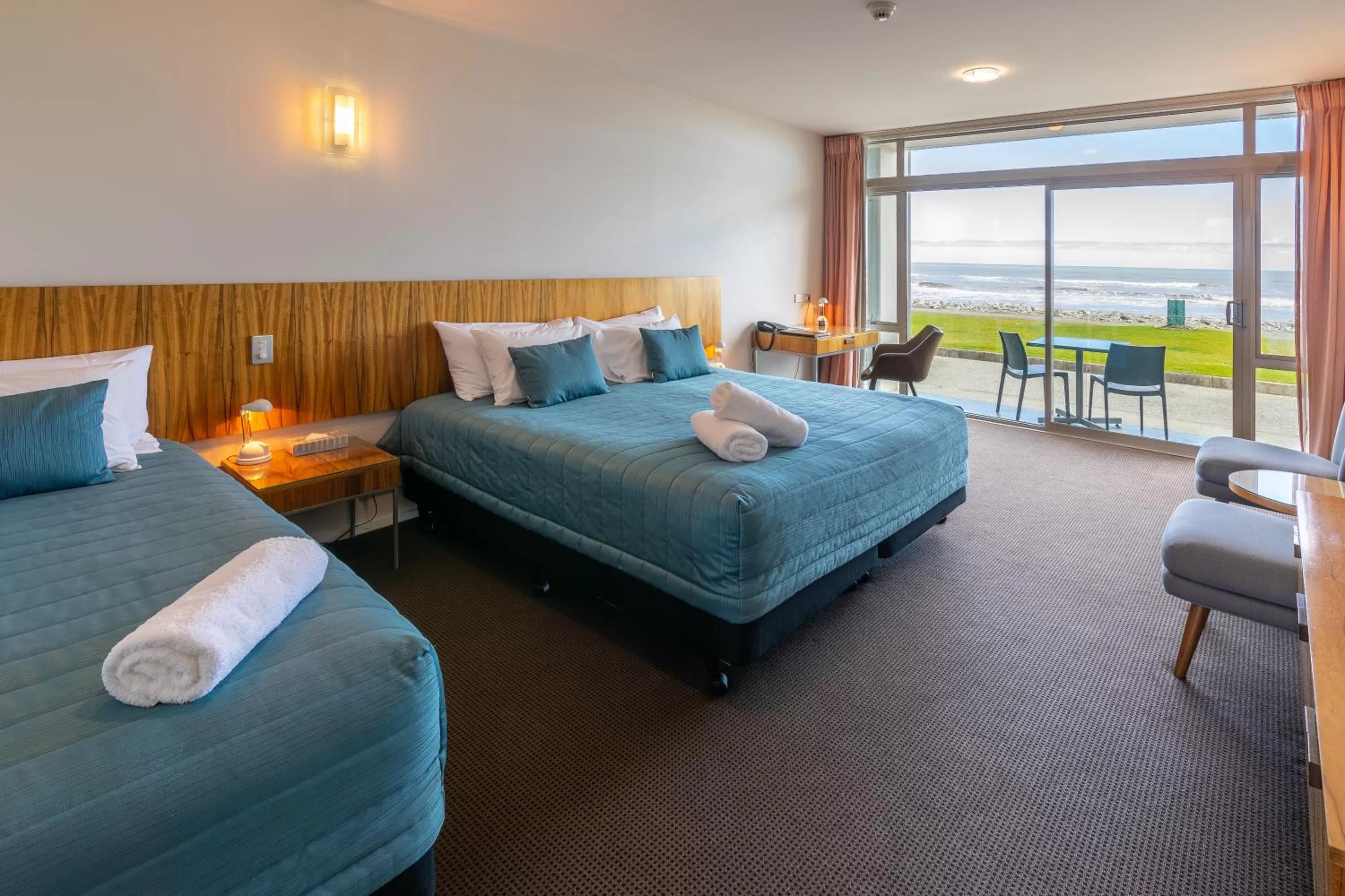 Oceanview Twin Room with King and Single beds in Beachfront Hotel Hokitika