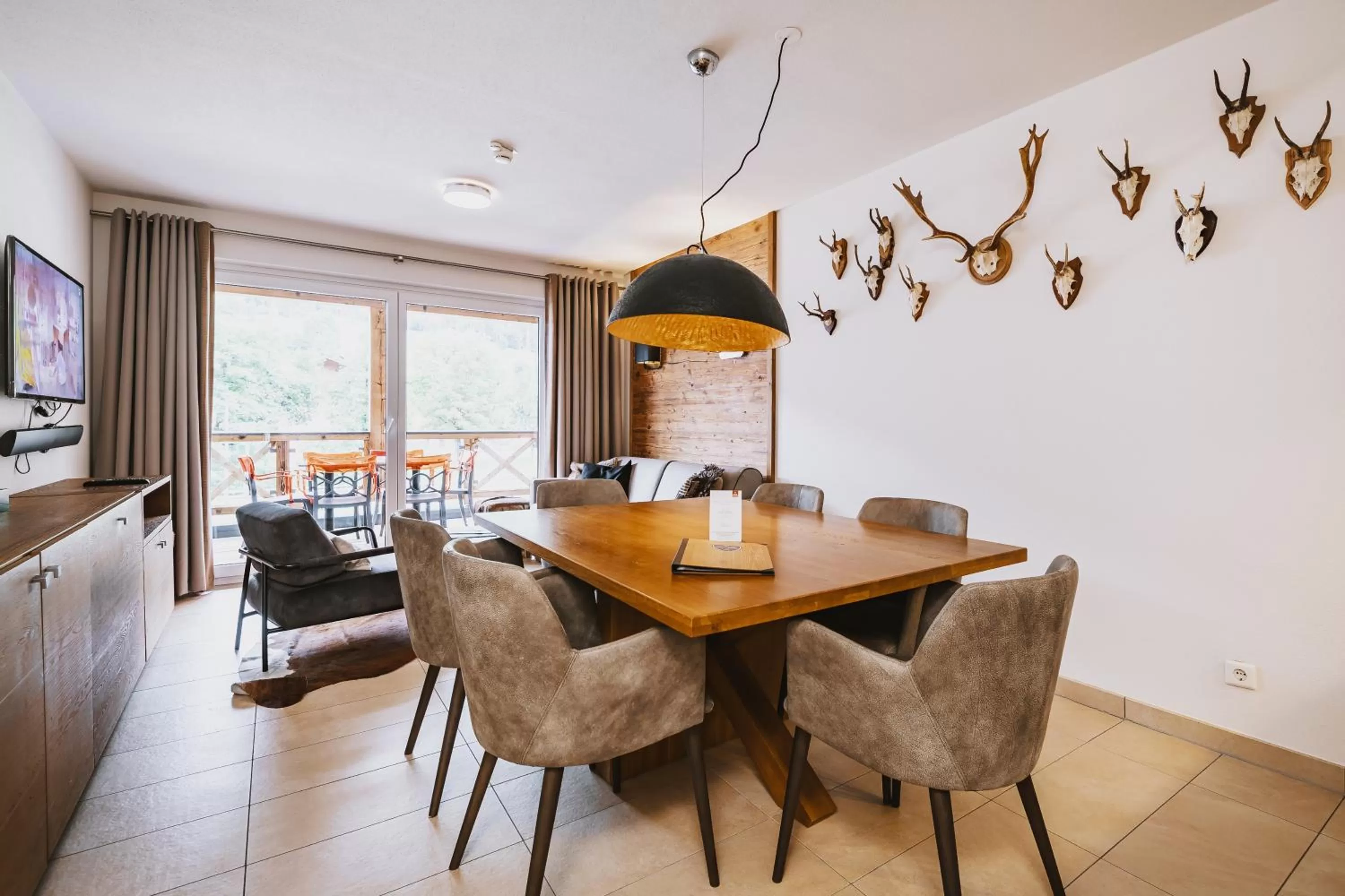 Dining area in AvenidA Mountain Lodges Kaprun