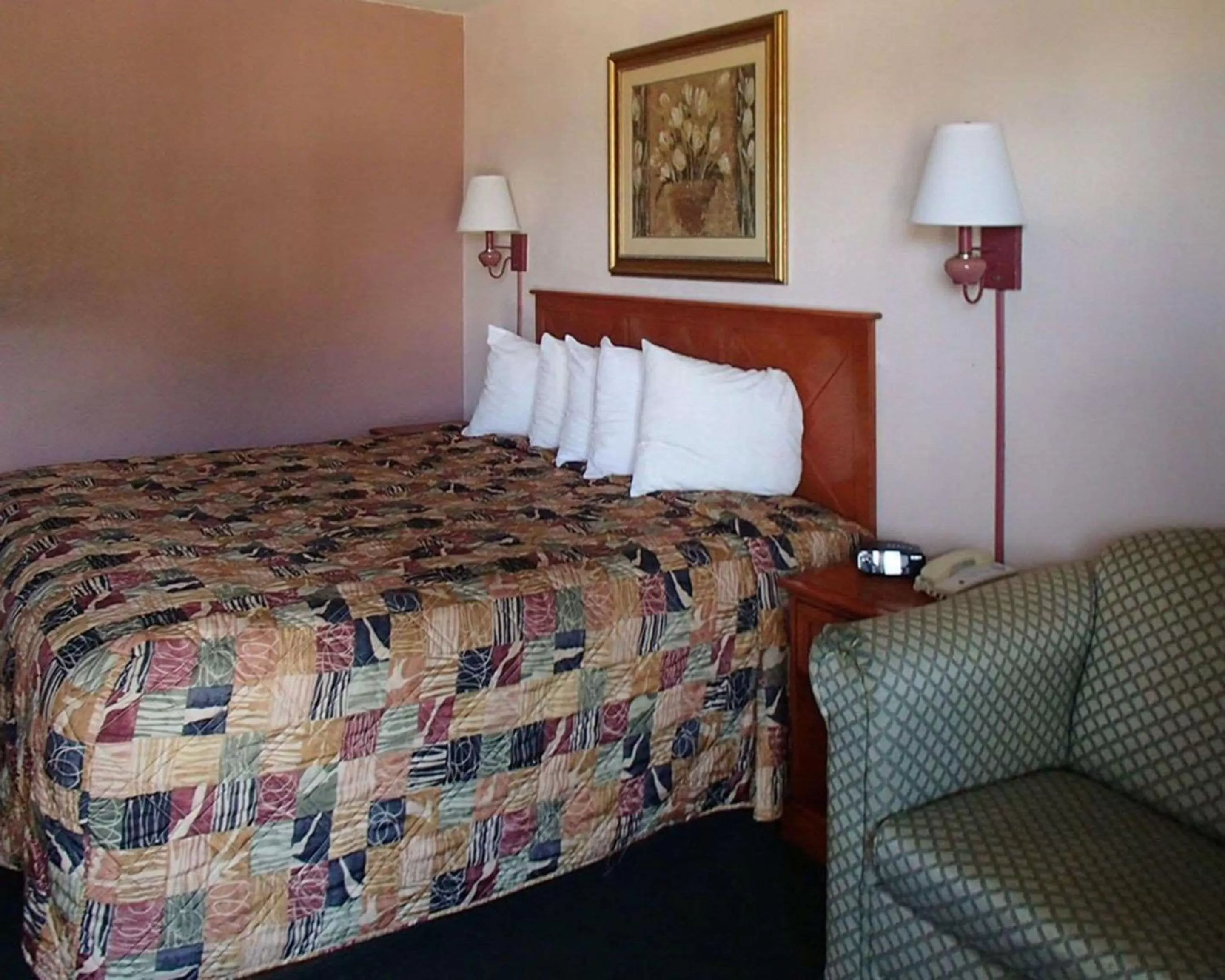 Photo of the whole room, Bed in Rodeway Inn Leesburg Chain of Lakes