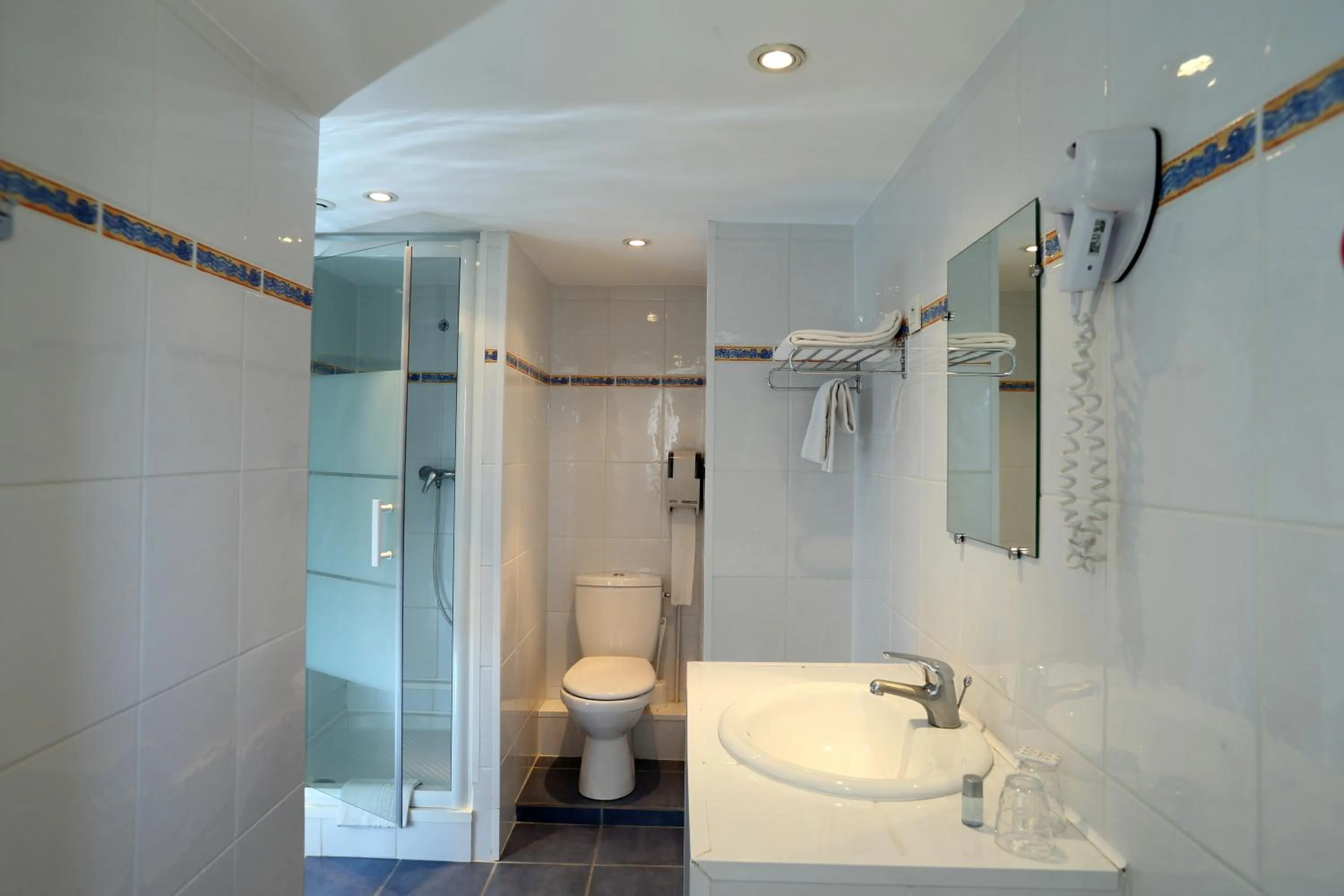 Bathroom in Cit'Hotel Le Regina Bordeaux Gare Saint-Jean