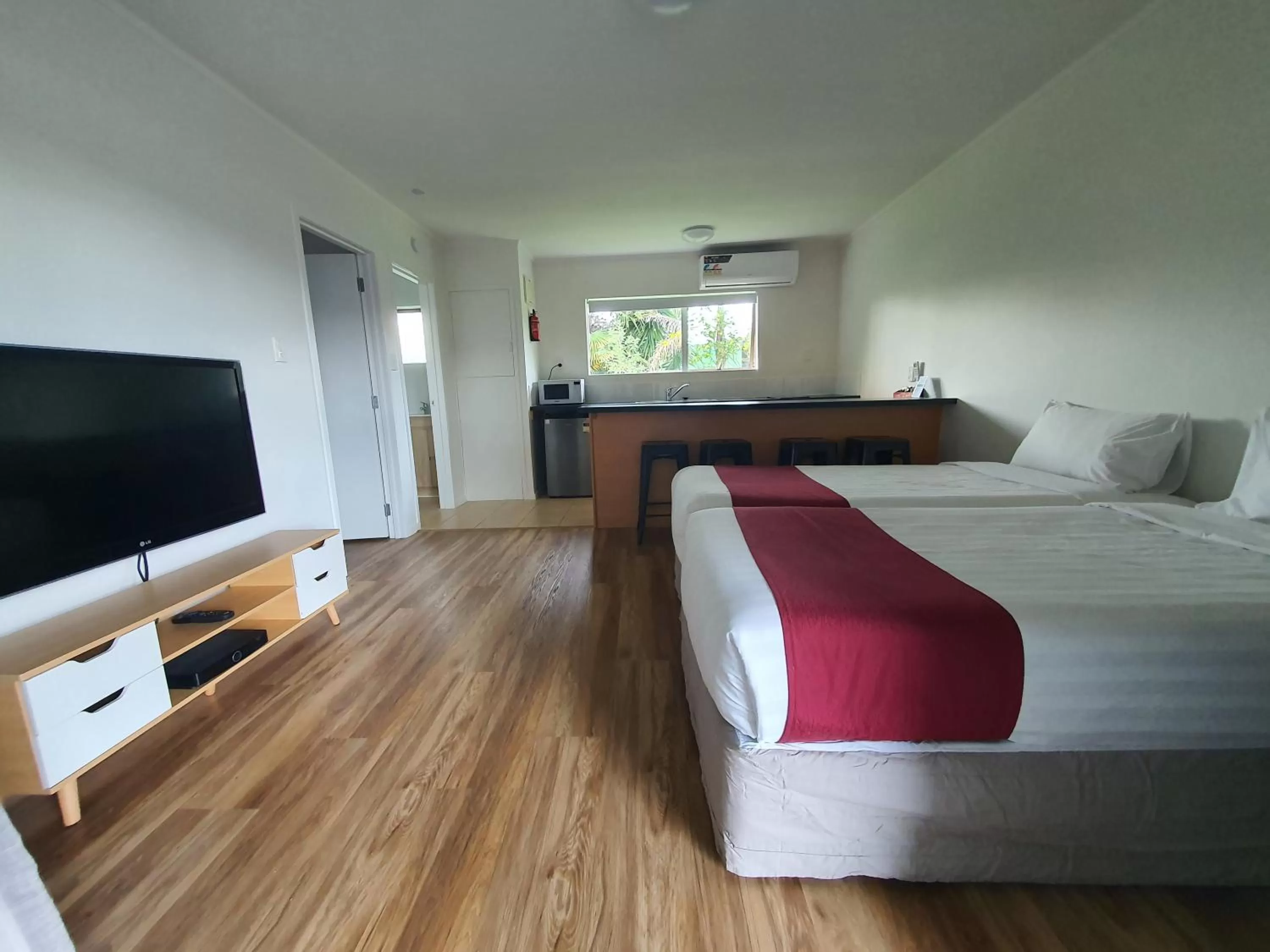 Property building, Bed in Ocean Inn Motel