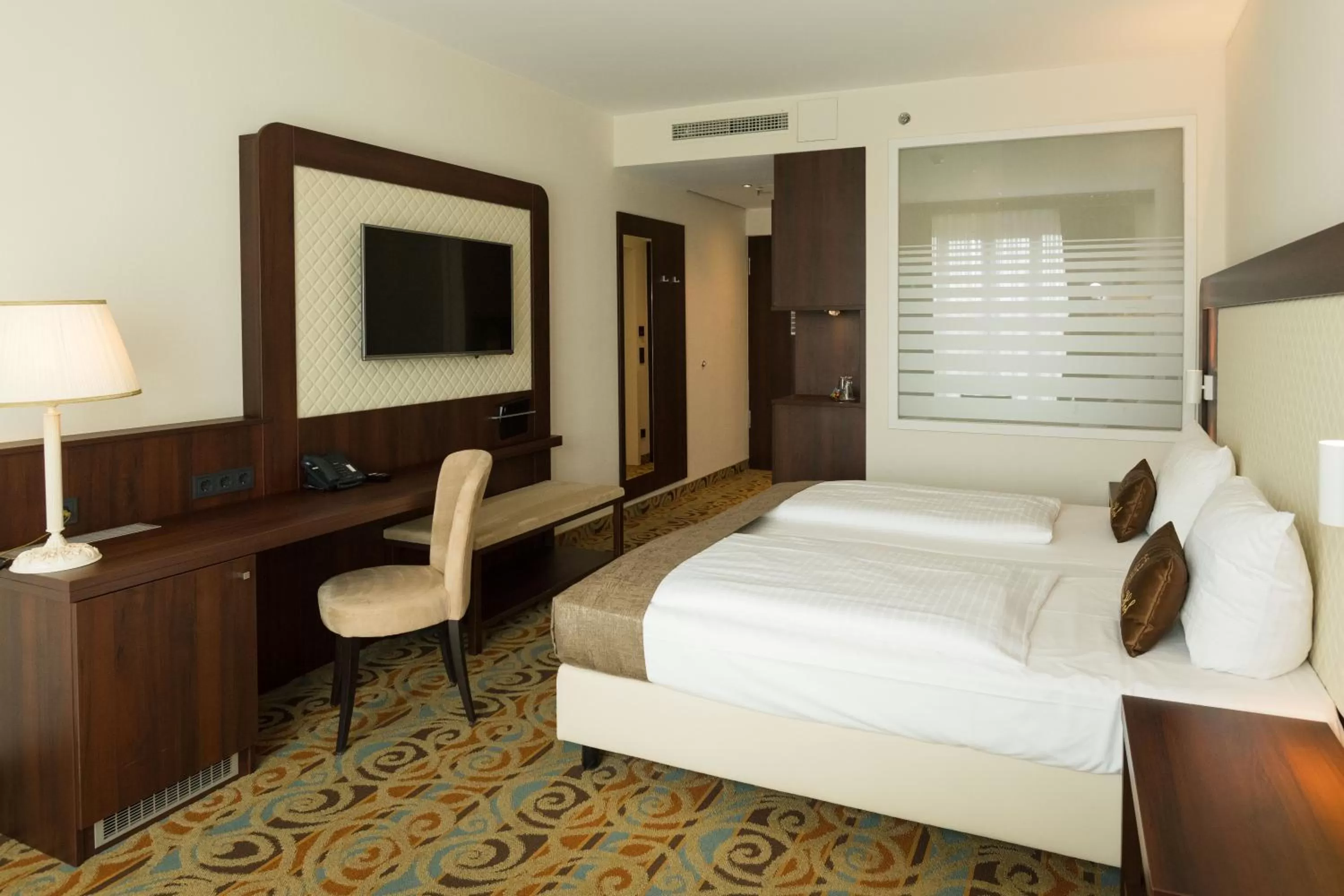 Photo of the whole room, Bed in Hotel Schopenhauer Hof