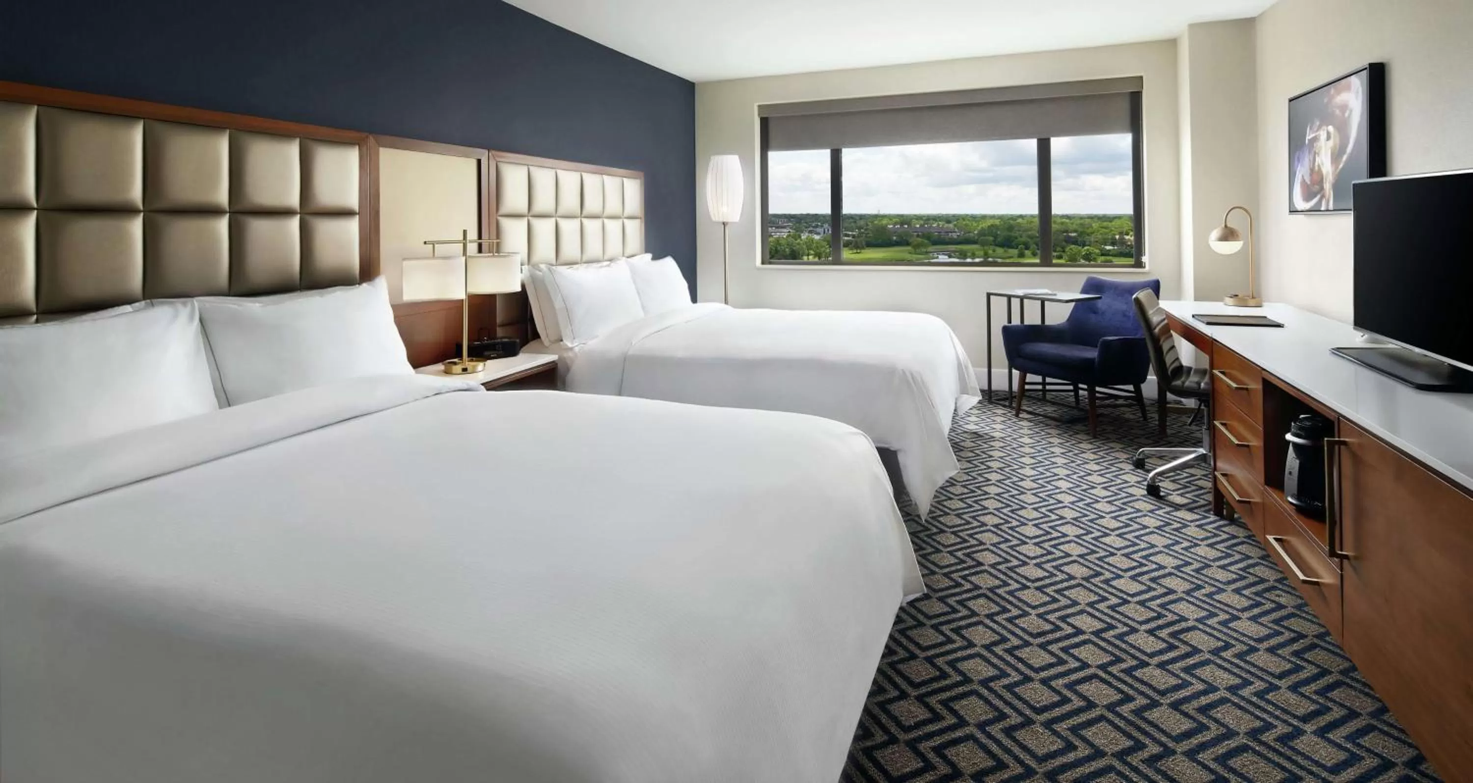 Bedroom, Bed in Hilton Chicago Oak Brook Hills Resort & Conference Center