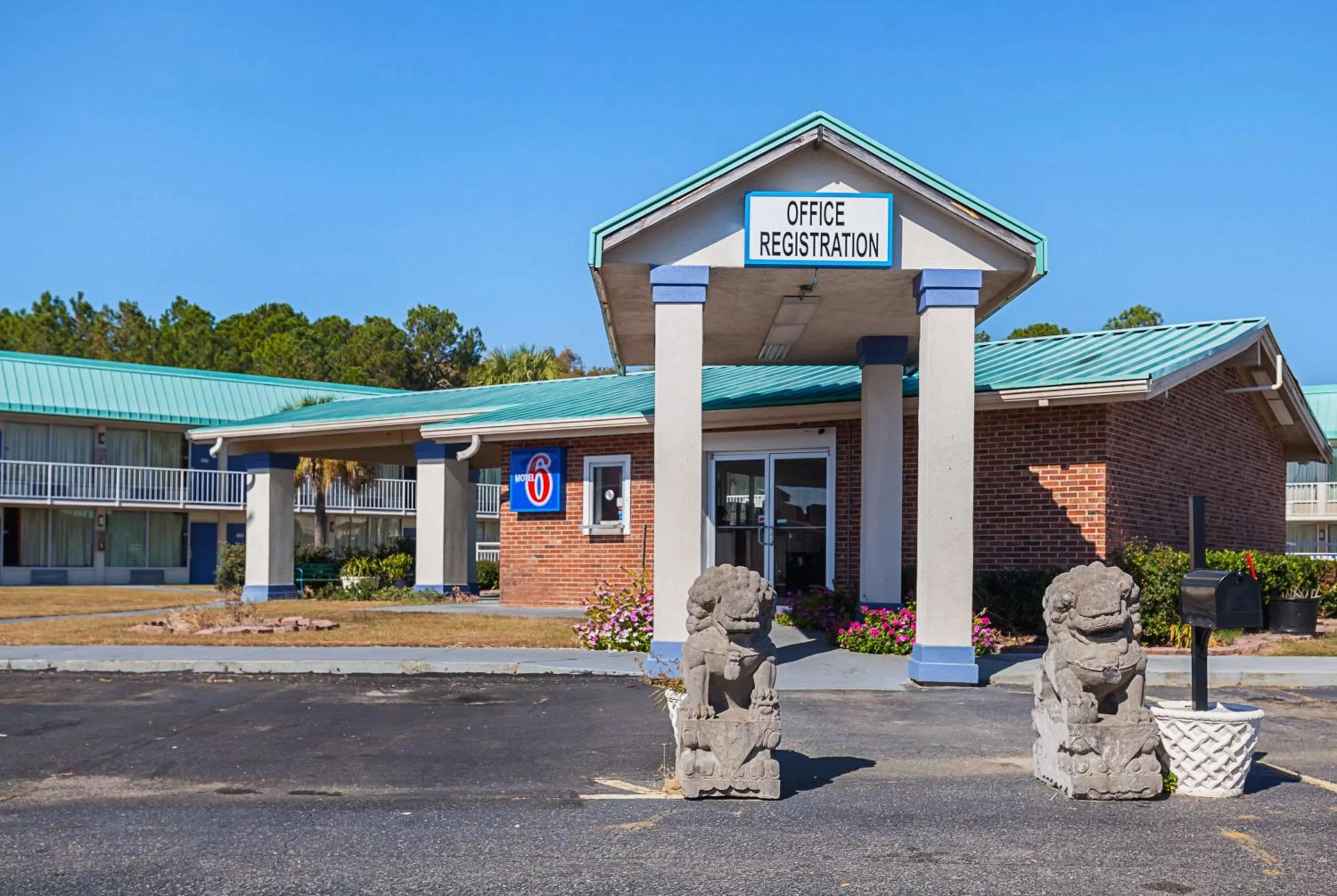 Property building in Motel 6-Tifton, GA