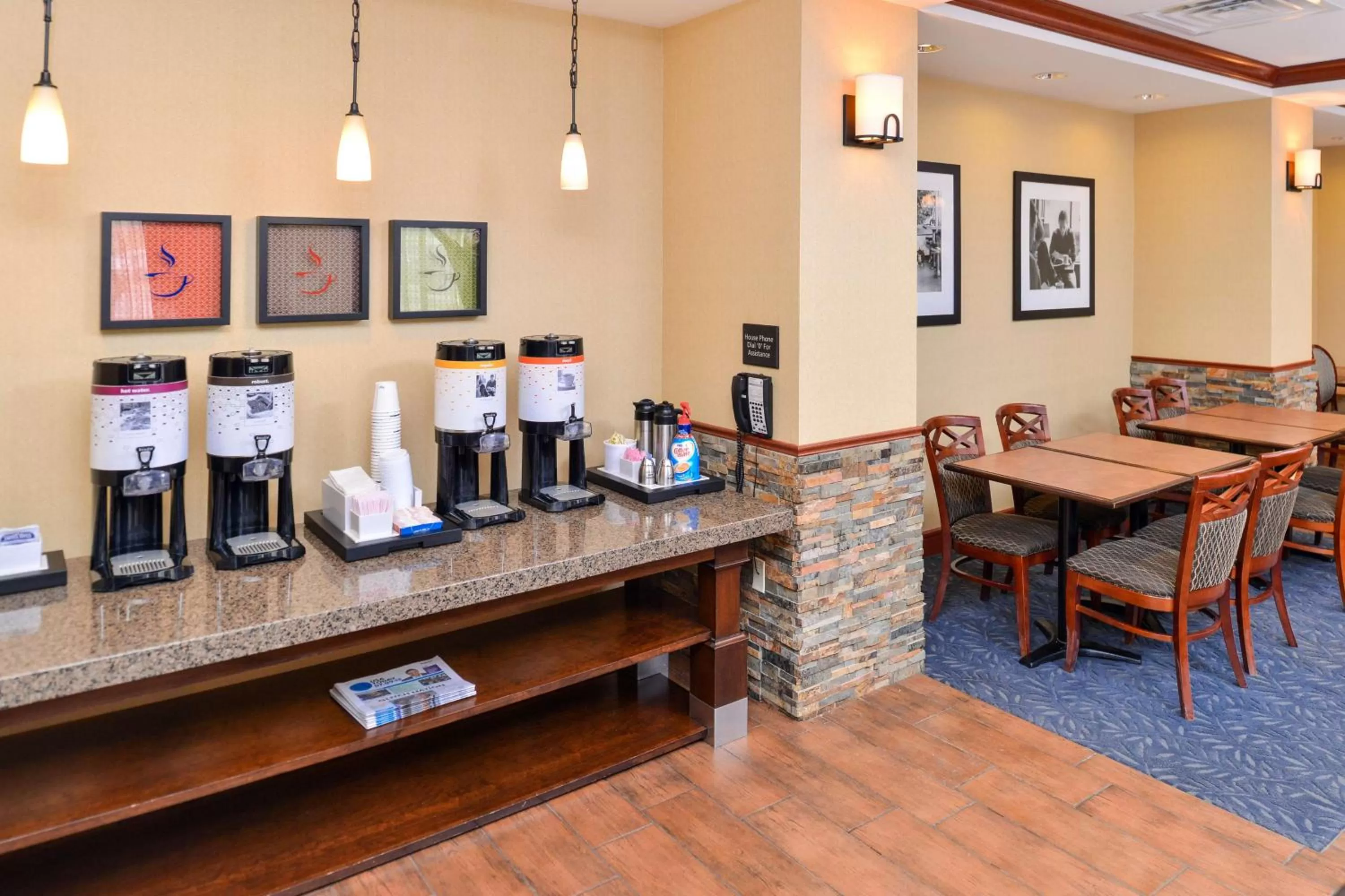 Dining area in Hampton Inn Evanston
