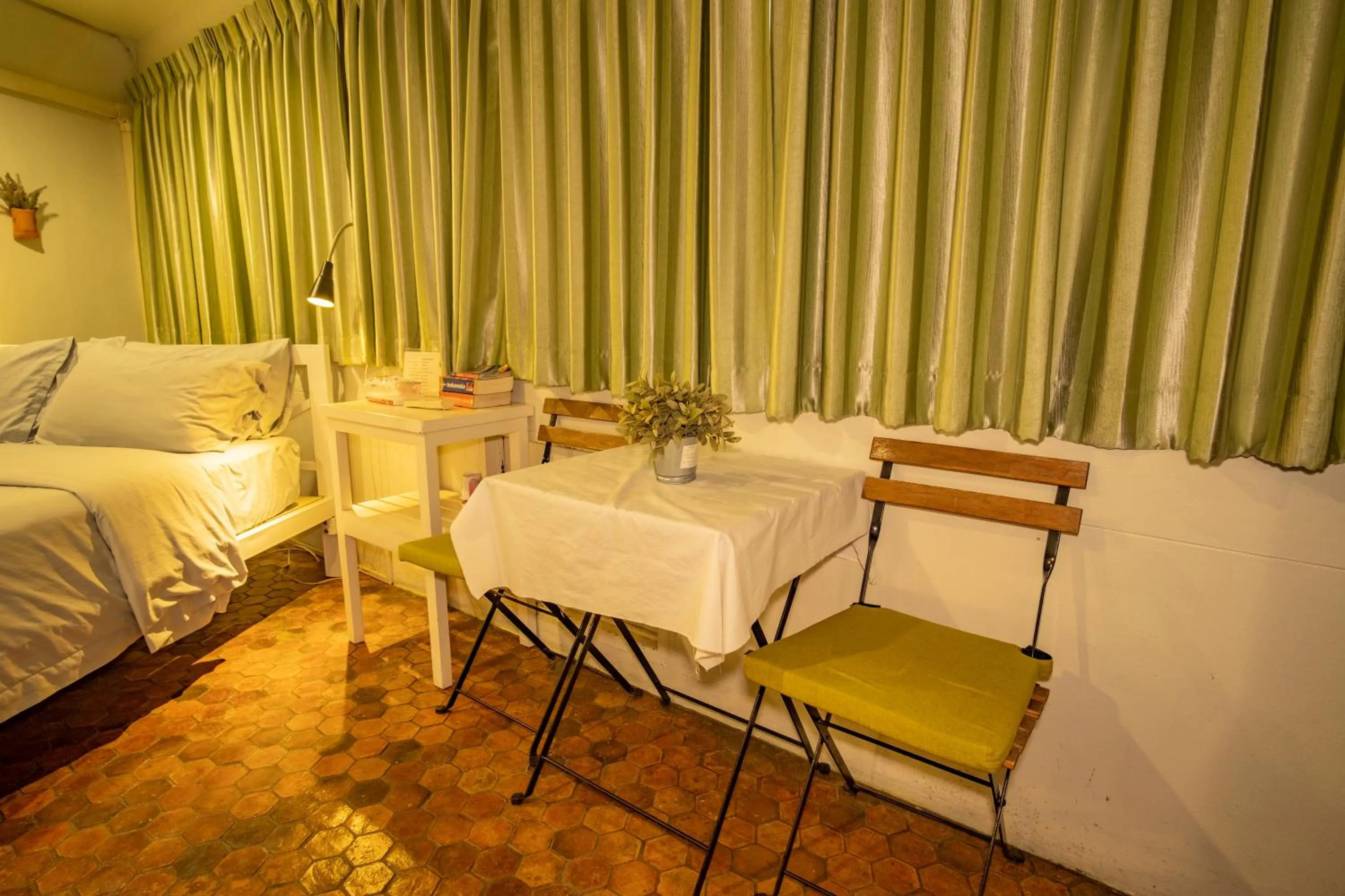 Restaurant/Places to Eat in Home 16  (Hostel 16)