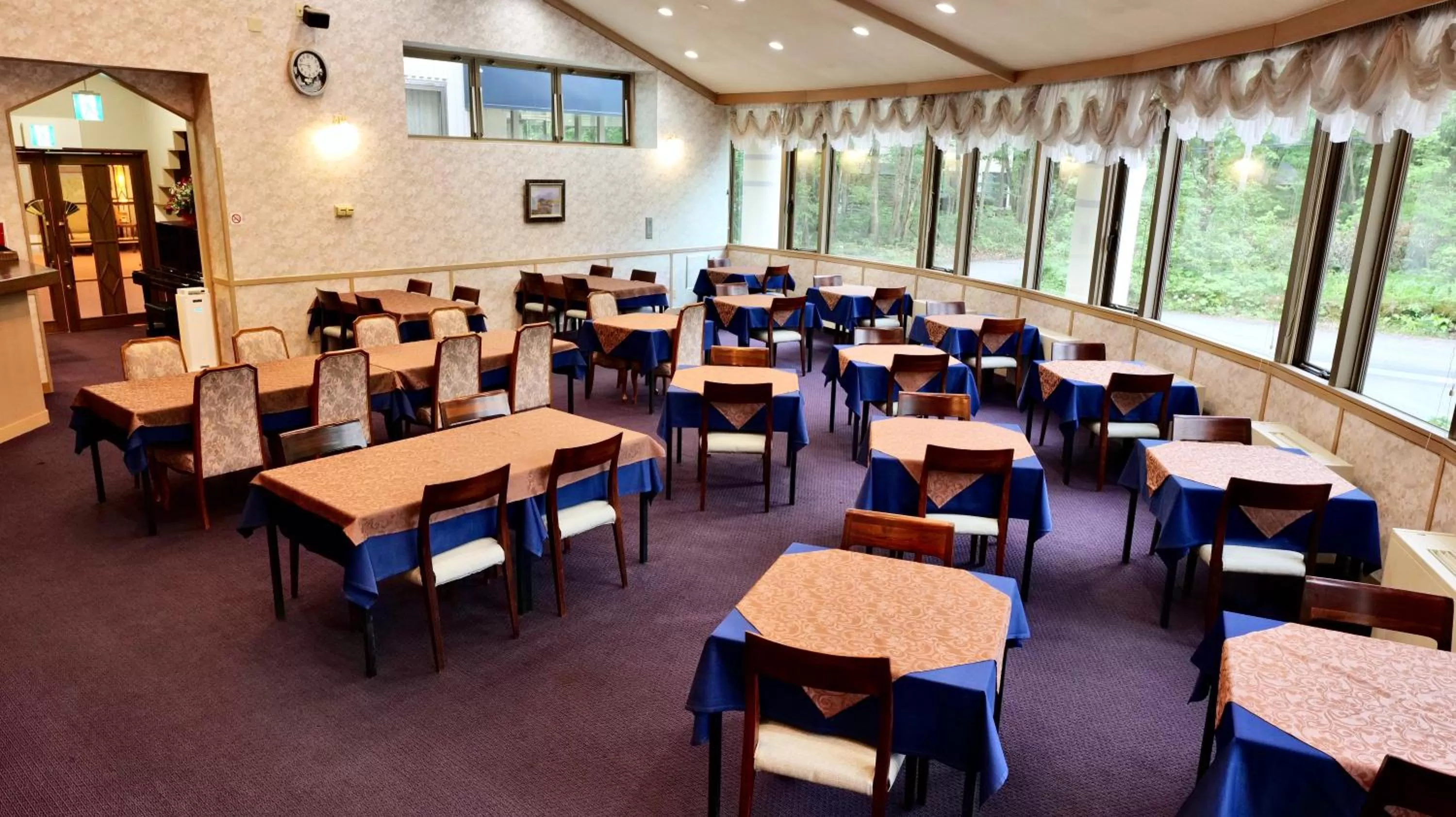 Restaurant/places to eat in Hotel Oak Forest