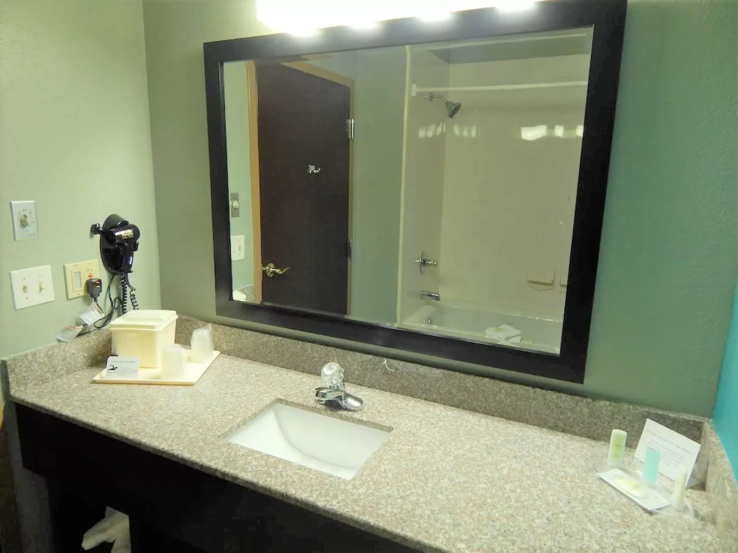Bathroom in Comfort Suites Tampa - Brandon