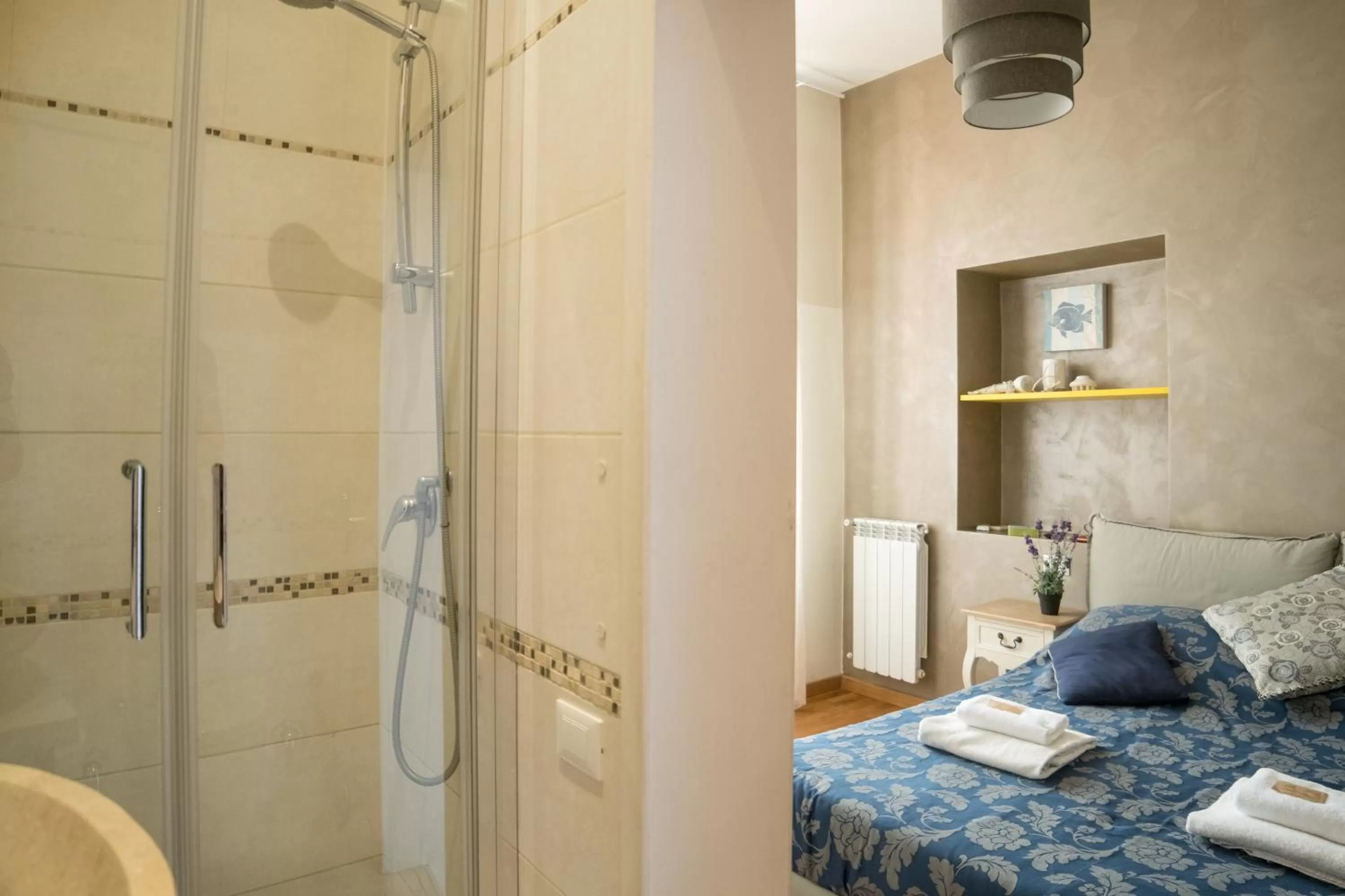 Shower, Bed in Sesto Suites Central