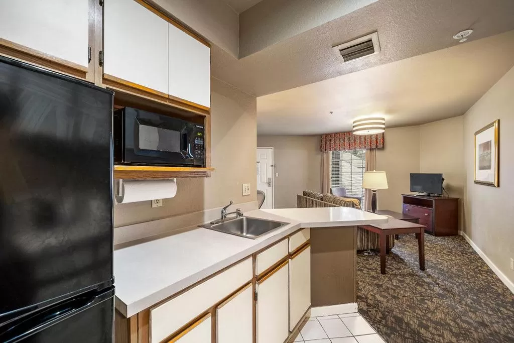 Kitchen or kitchenette, Kitchen/Kitchenette in The 505 Collection Buckhead