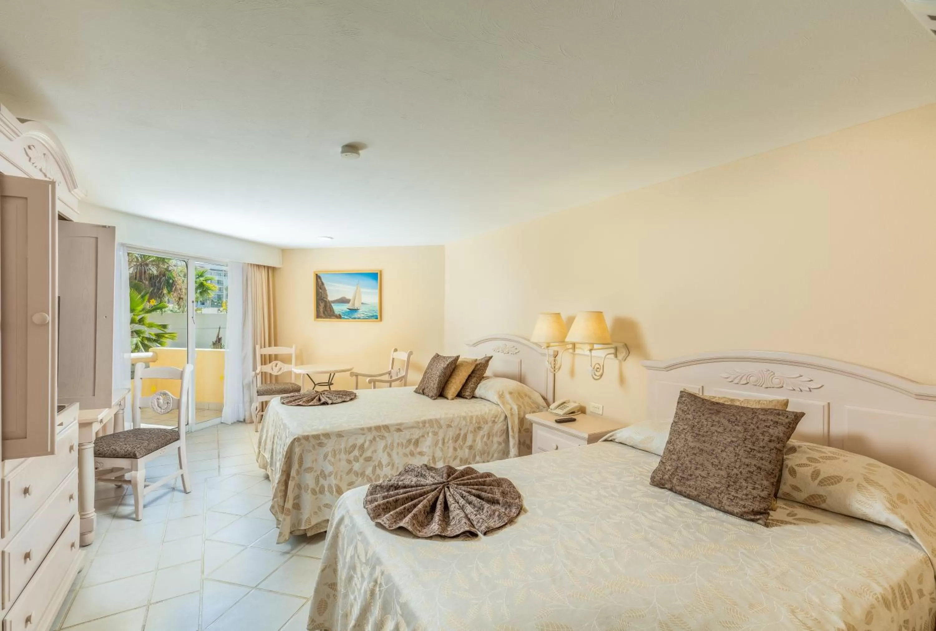 Photo of the whole room, Bed in Posada Real Los Cabos