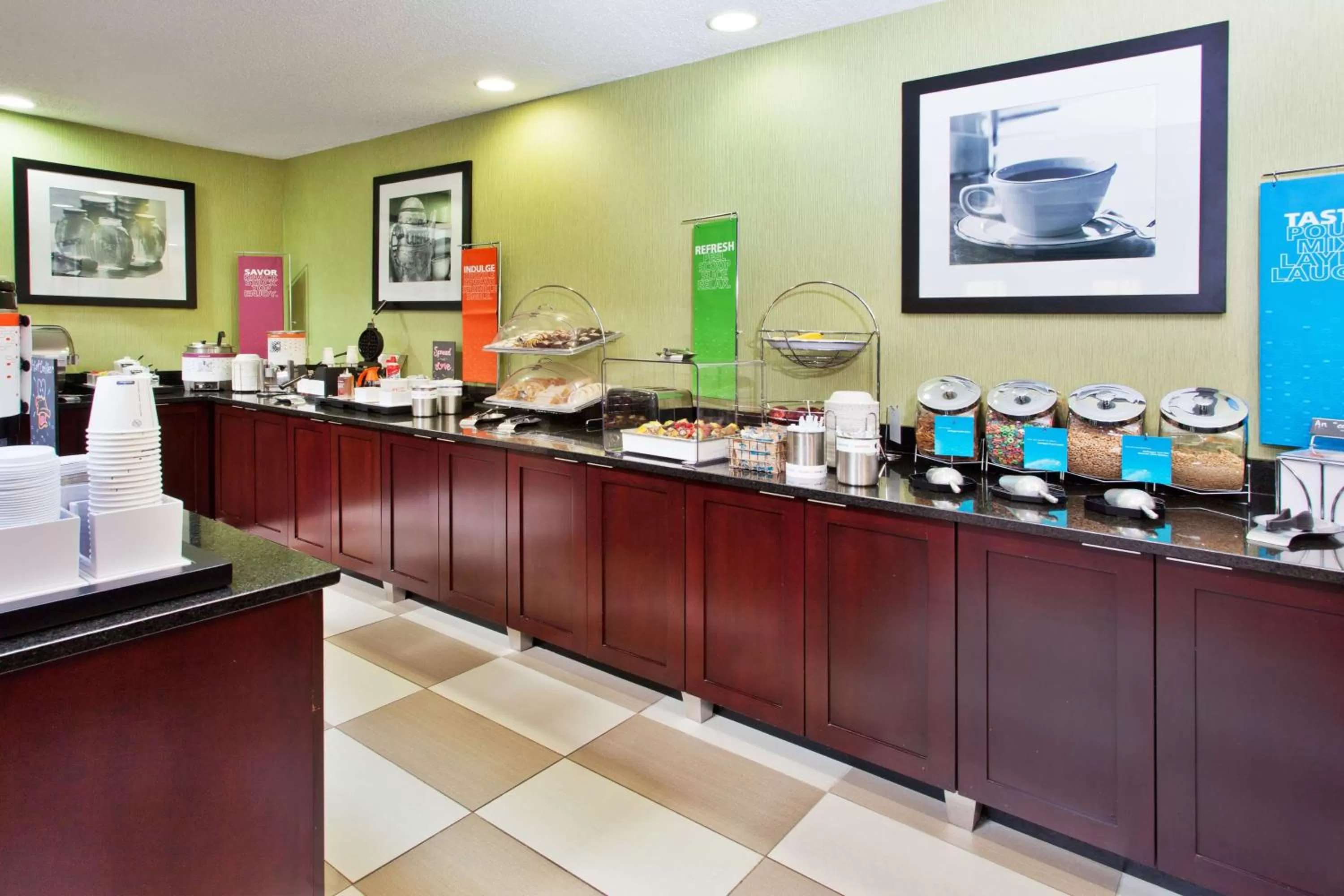 Dining area in Hampton Inn Bremen