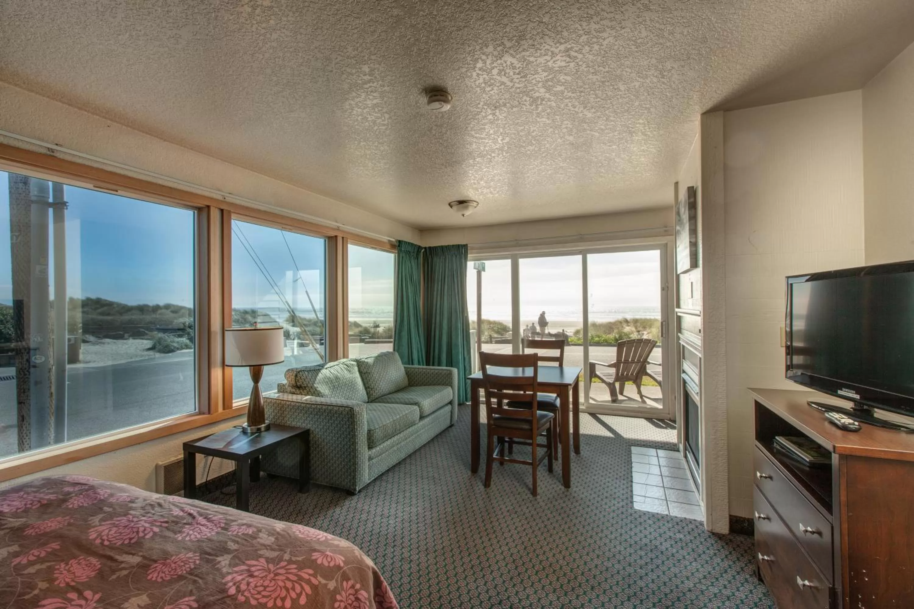 TV and multimedia in Sunset Surf Motel