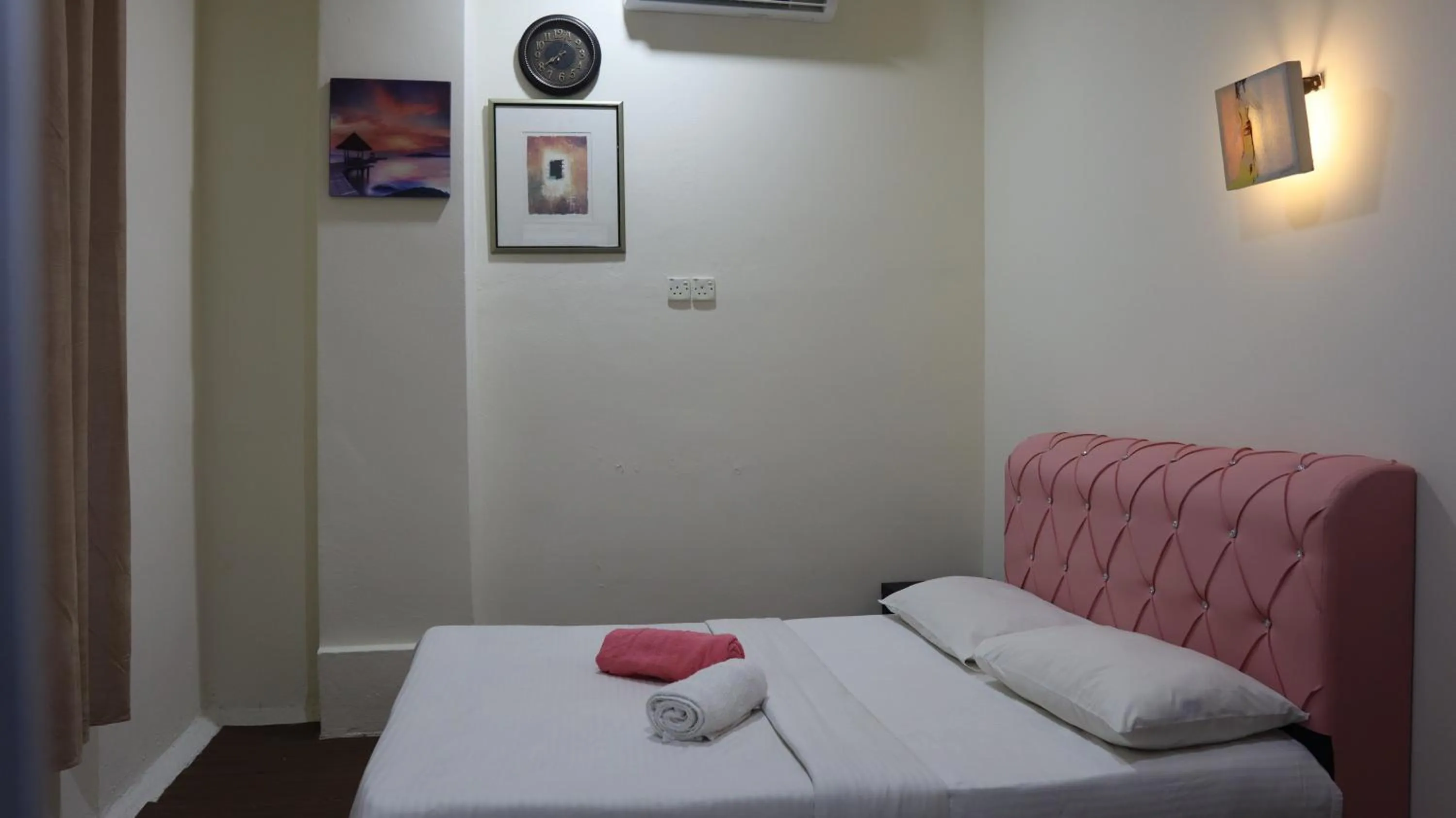 Bedroom, Bed in The Explorers Guesthouse and Hostel