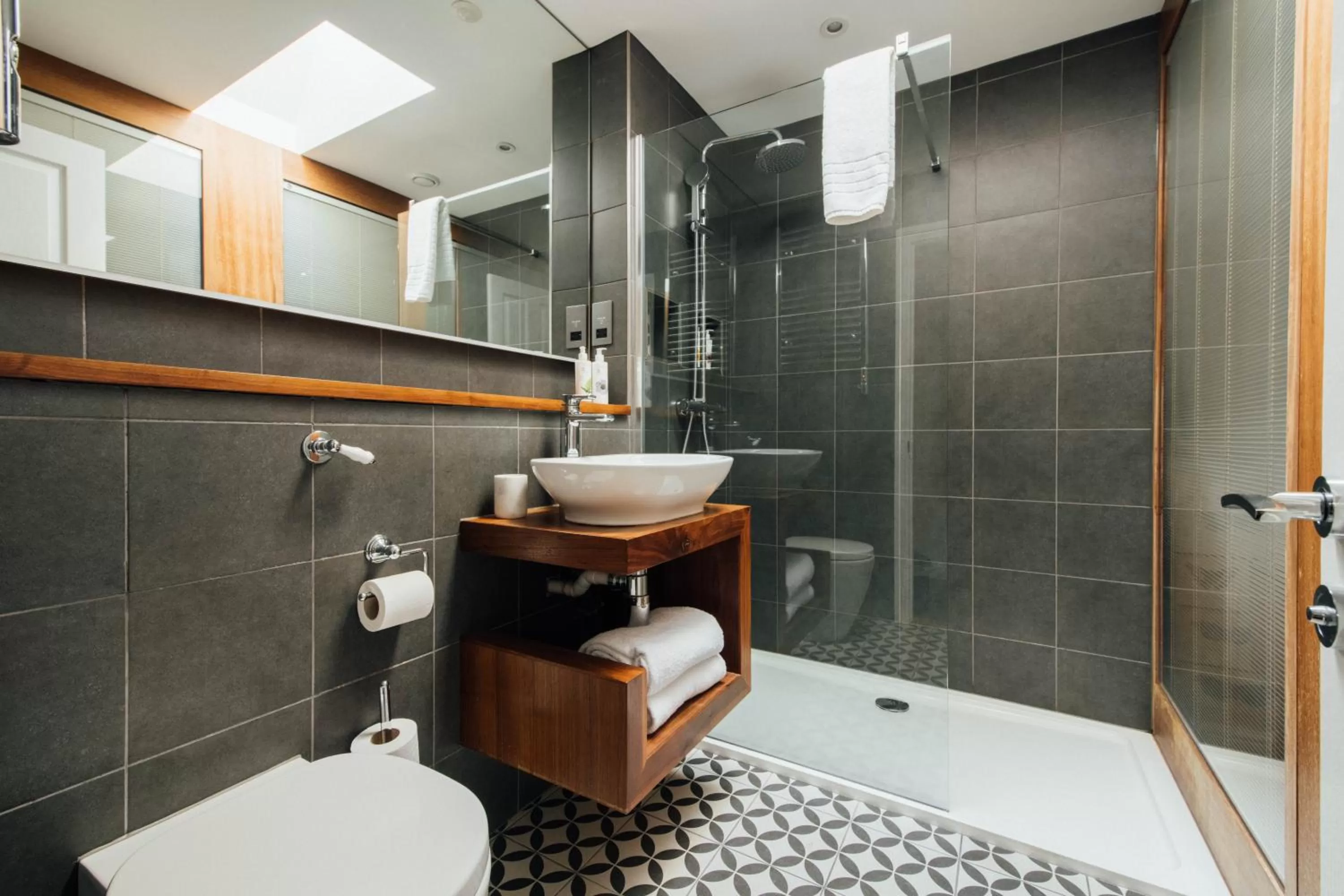 Shower in The Fox at Willian