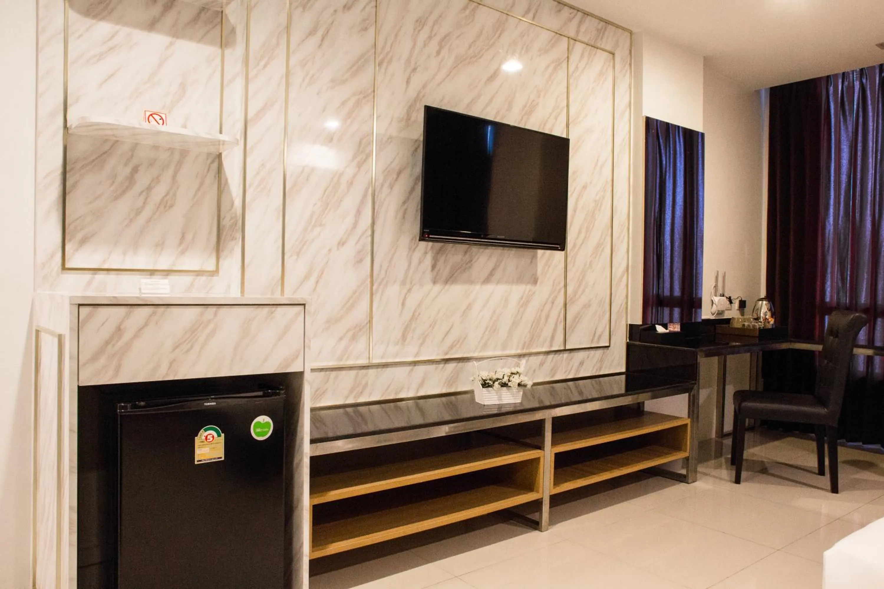 Evening entertainment, Bed in Marigold Sukhumvit - Free Shuttle to BTS Bearing Station