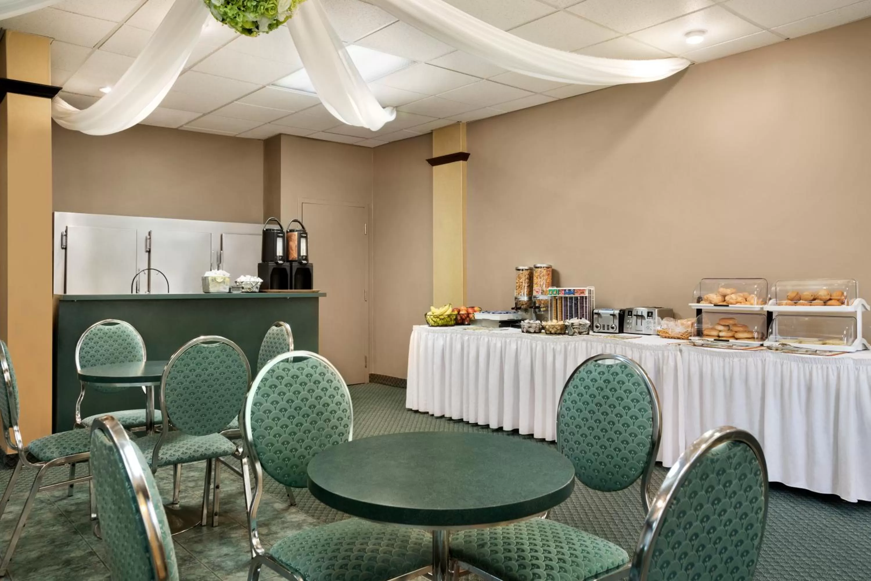 Food and drinks in Days Inn by Wyndham Ste. Helene-de-Bagot