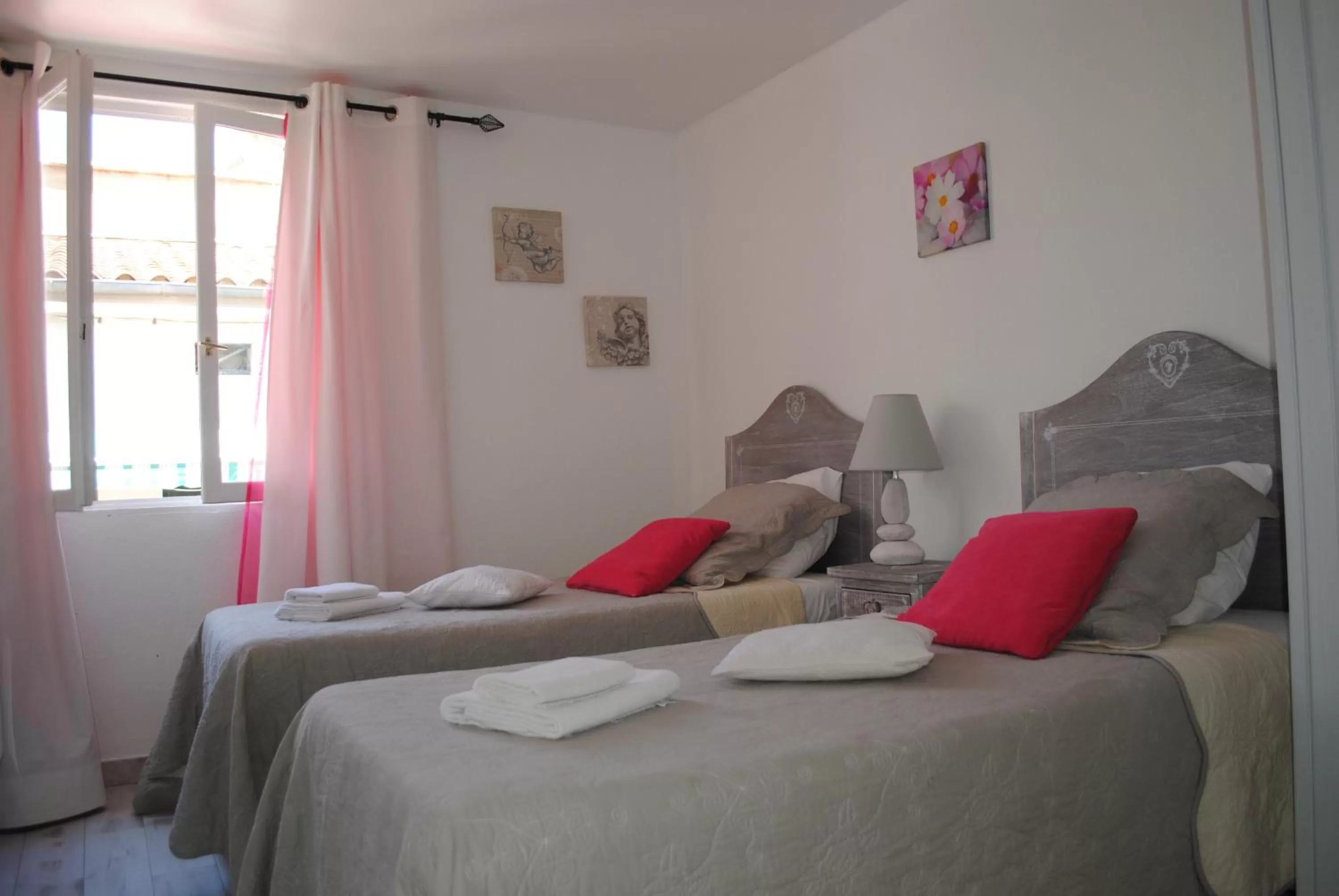 Photo of the whole room, Bed in Hôtel Restaurant Le Provençal