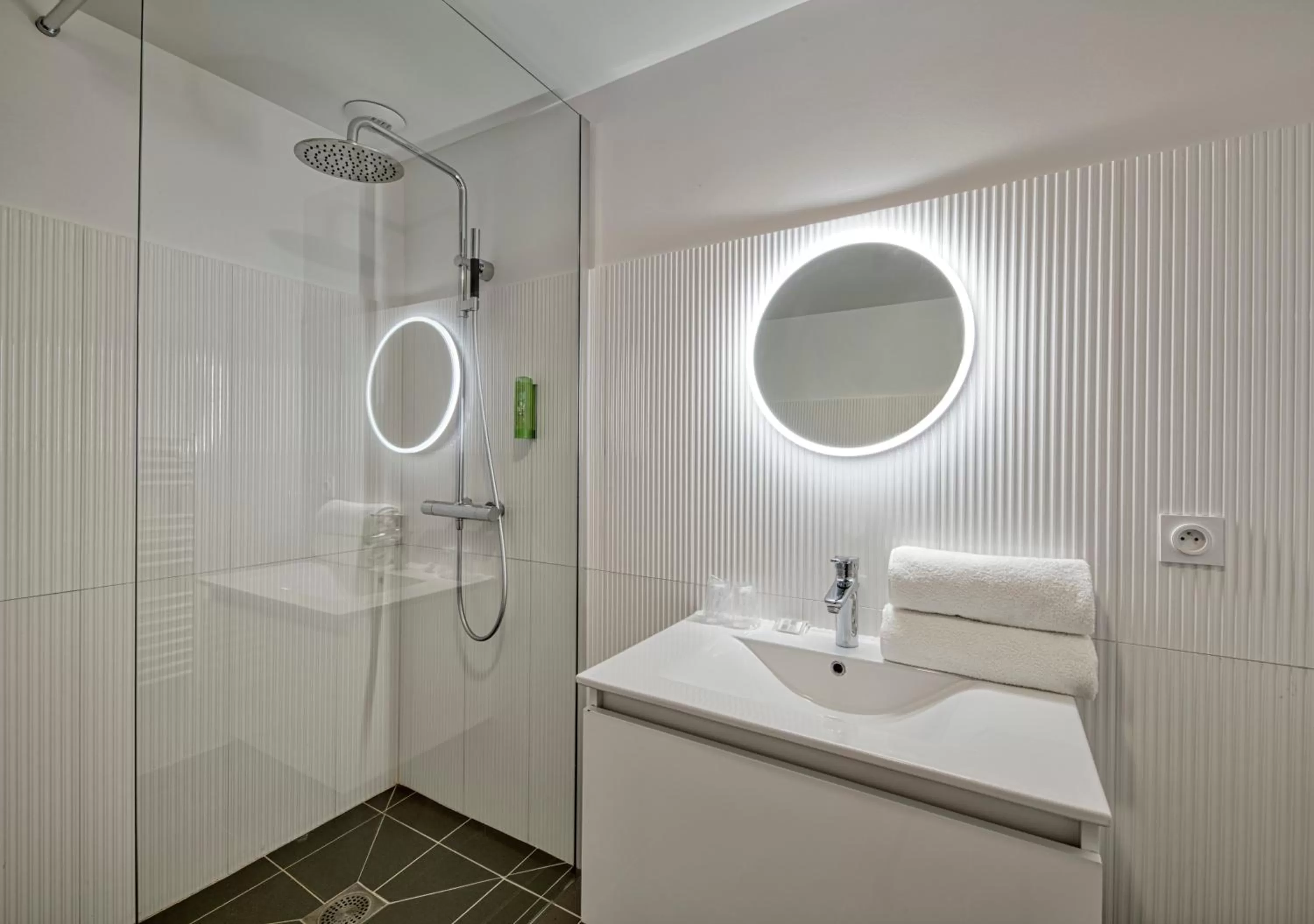 Bathroom in Hôtel Lac d'Orient