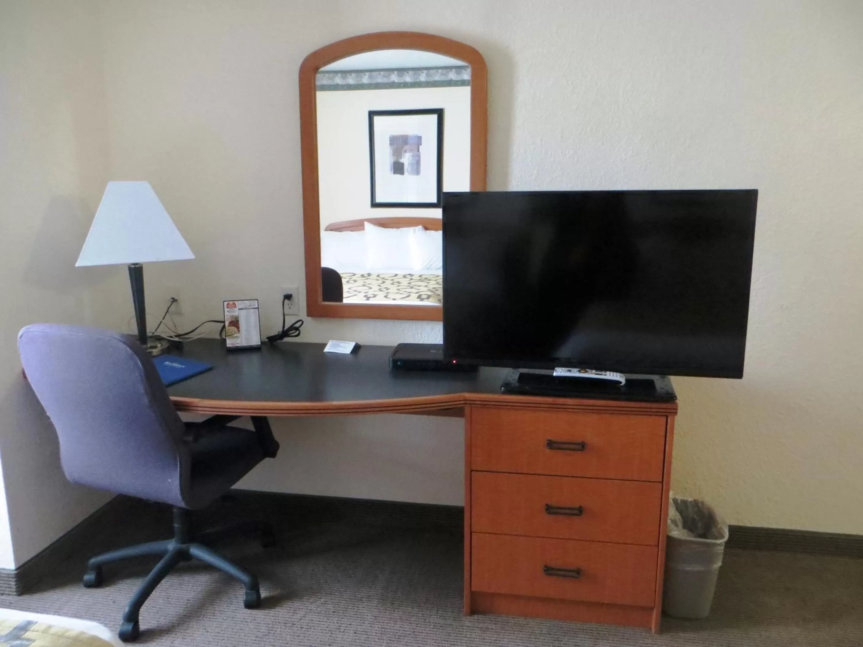 TV and multimedia in Baymont by Wyndham Fort Wayne