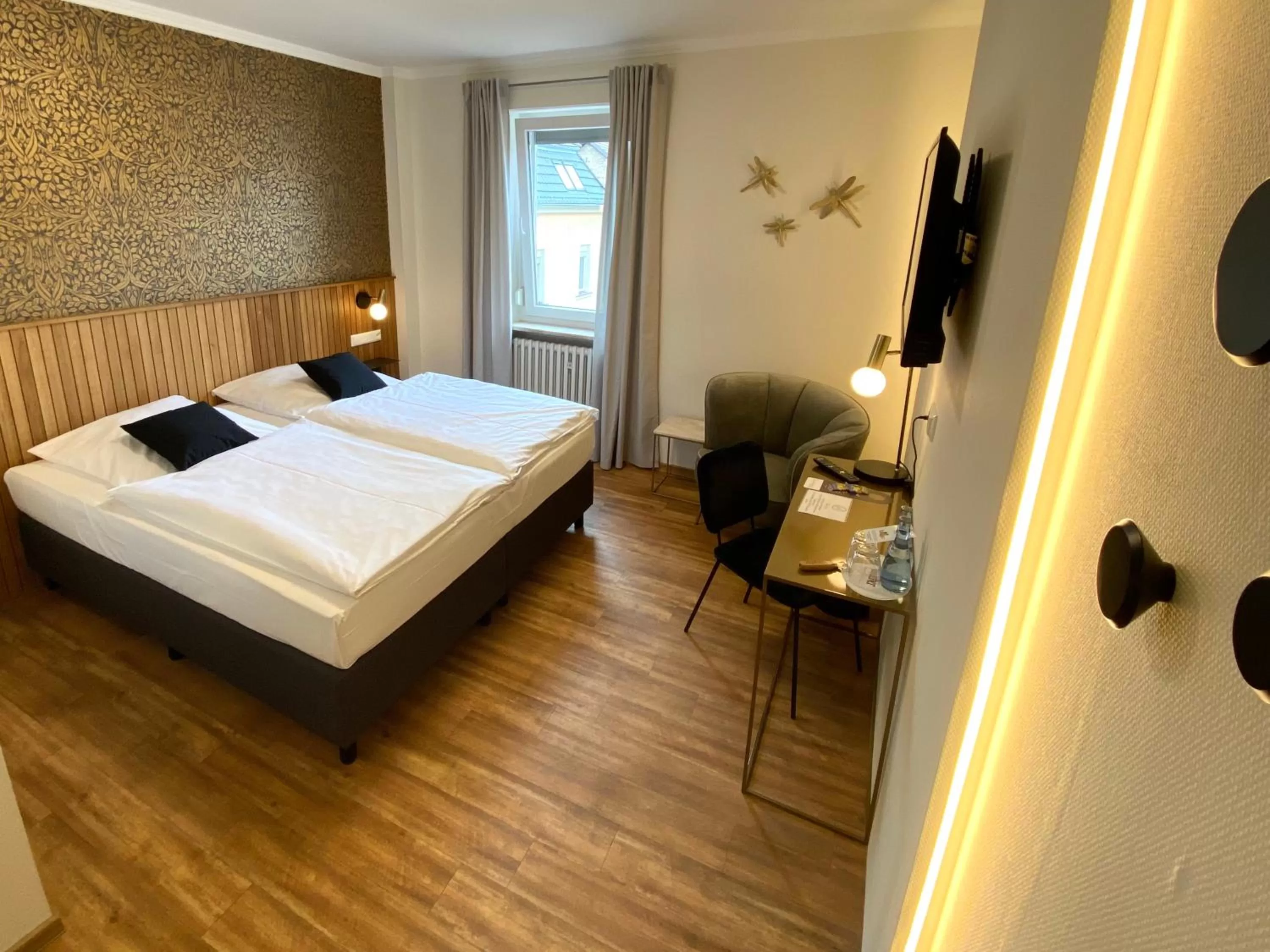Photo of the whole room, Bed in Hotel Deutsches Haus