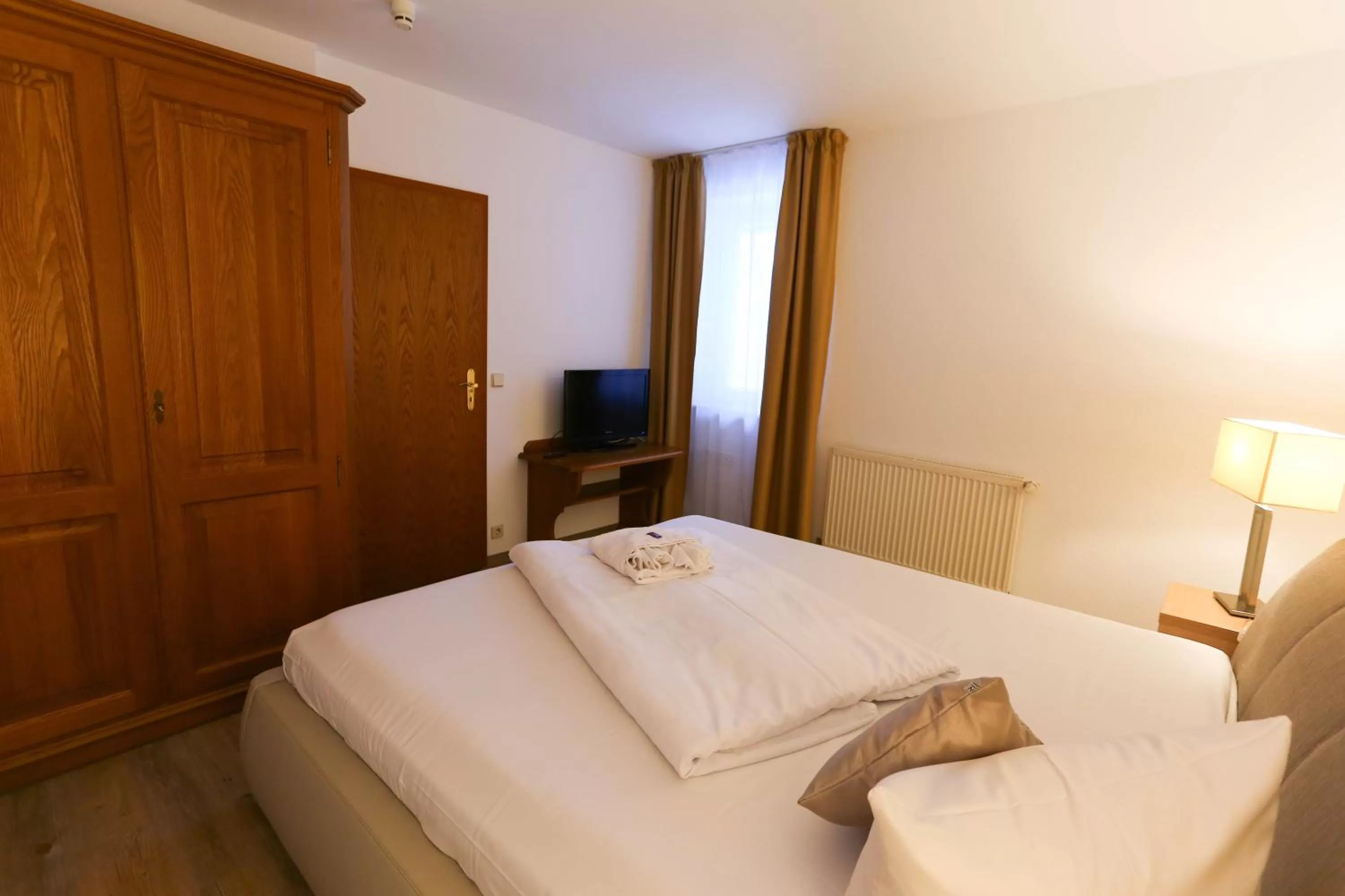 Property building, Bed in Parkhotel Forsthaus