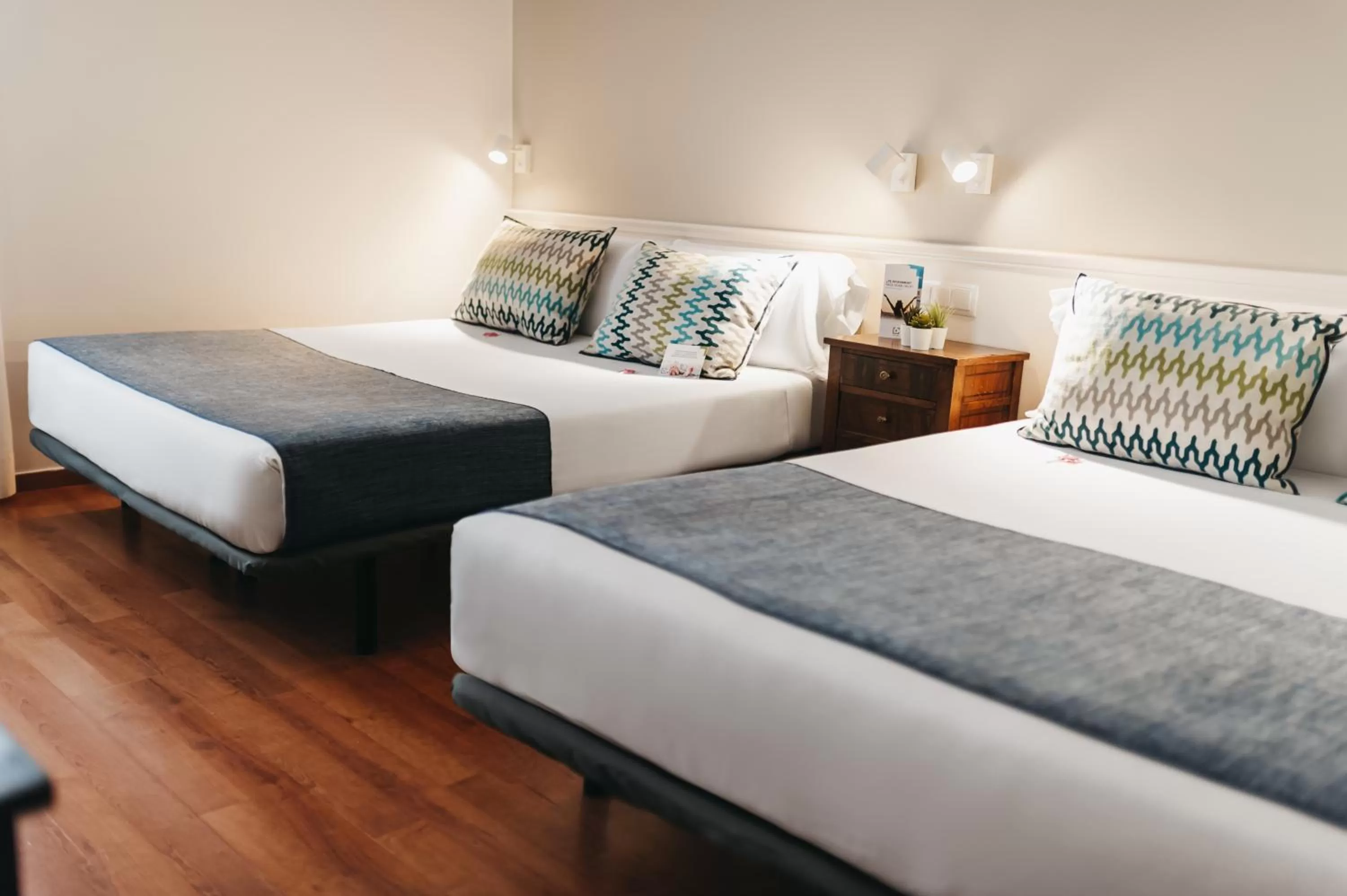 Photo of the whole room, Bed in Oriente Atiram Hotel