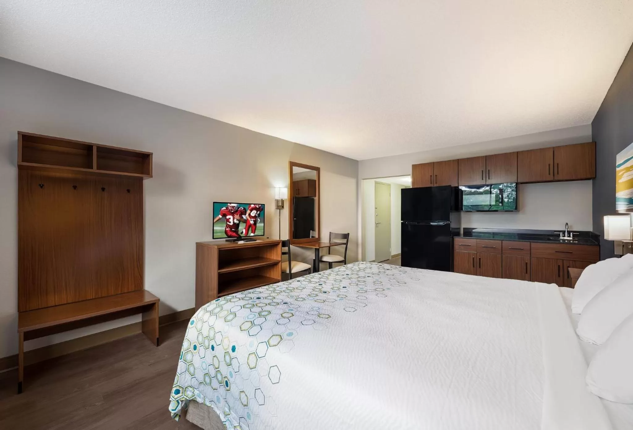 Kitchen or kitchenette, Bed in HomeTowne Studios by Red Roof Painted Post