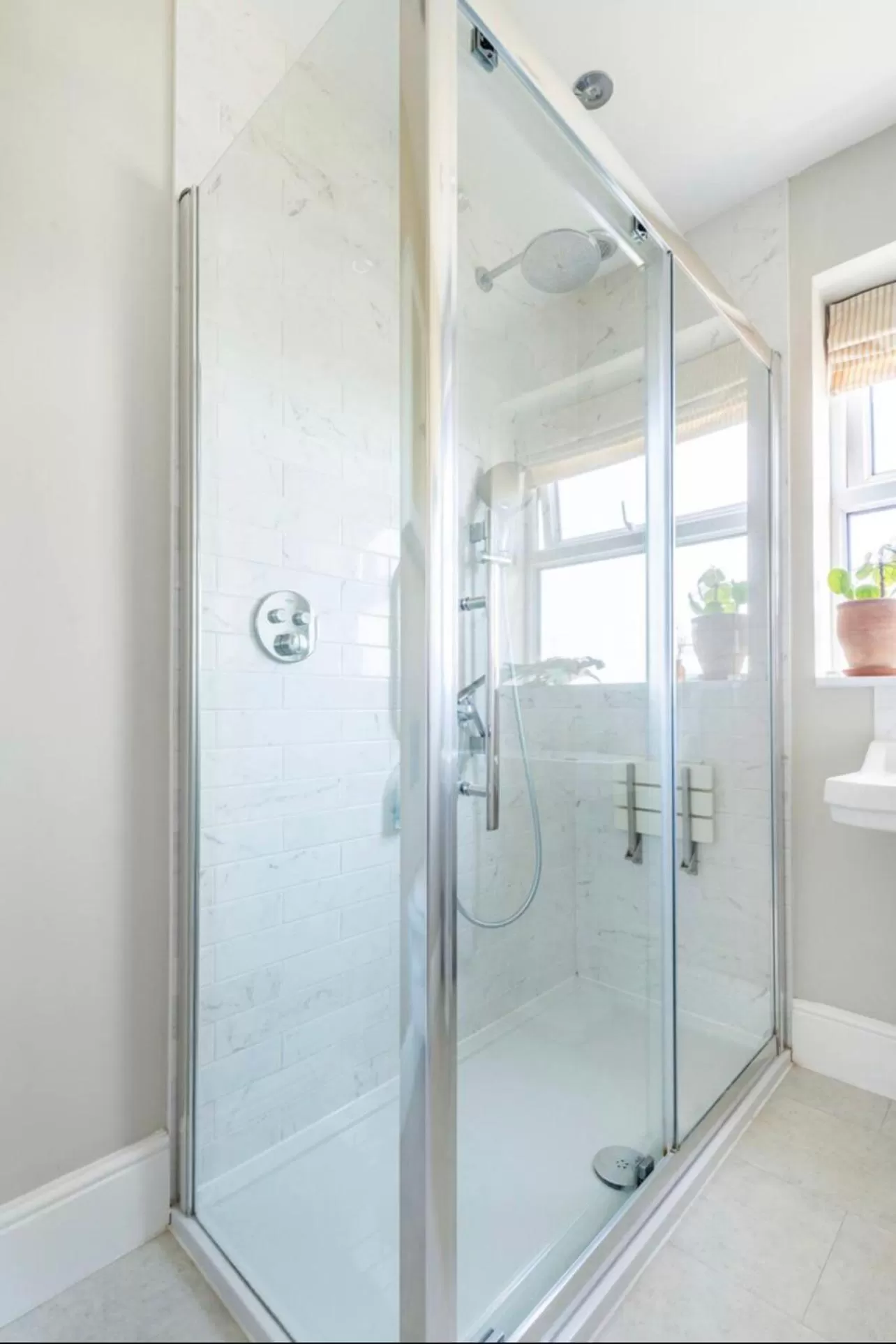 Shower, Bathroom in Hedgebank