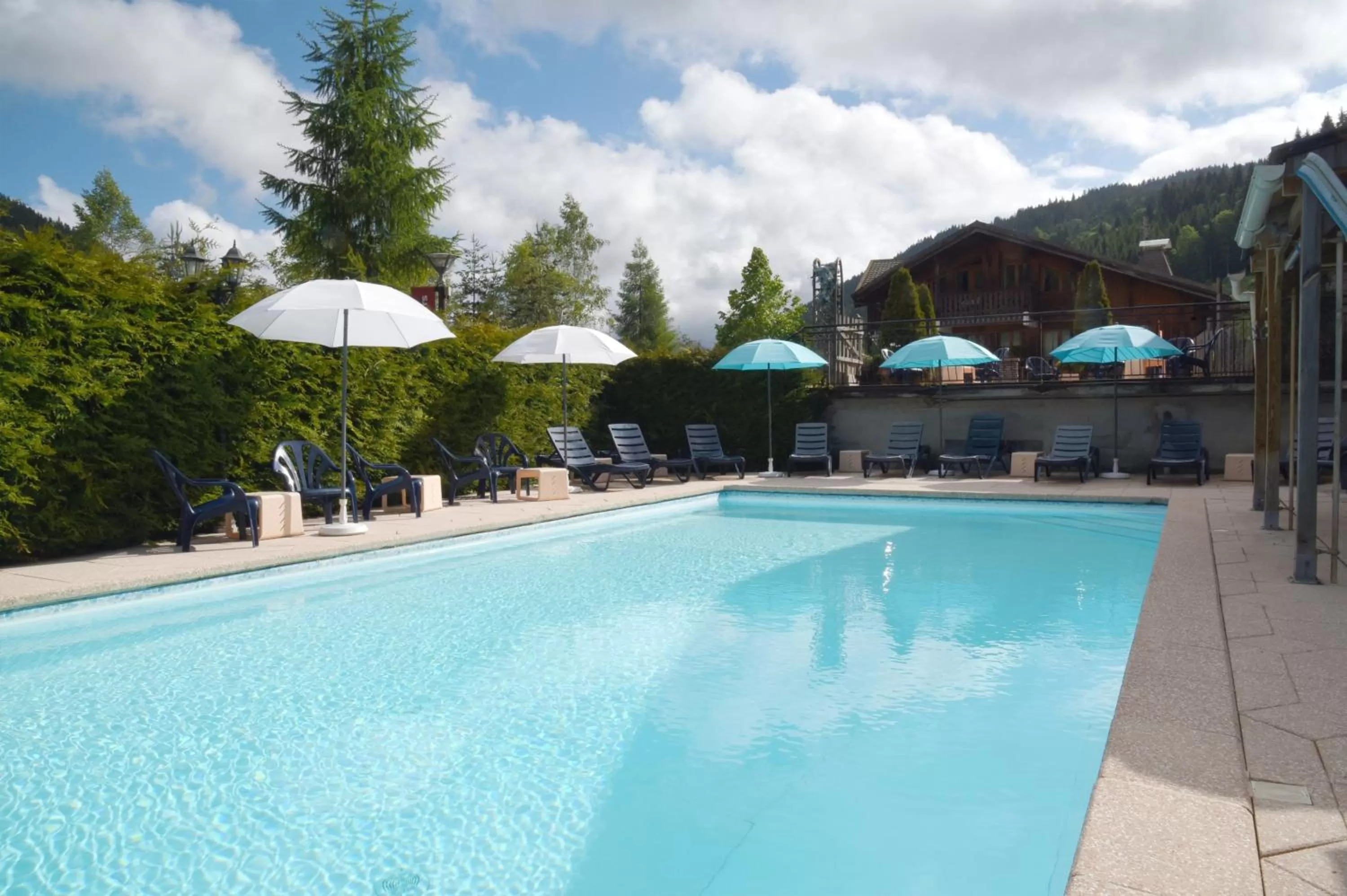 Swimming pool in Loc'Hotel Alpen Sports