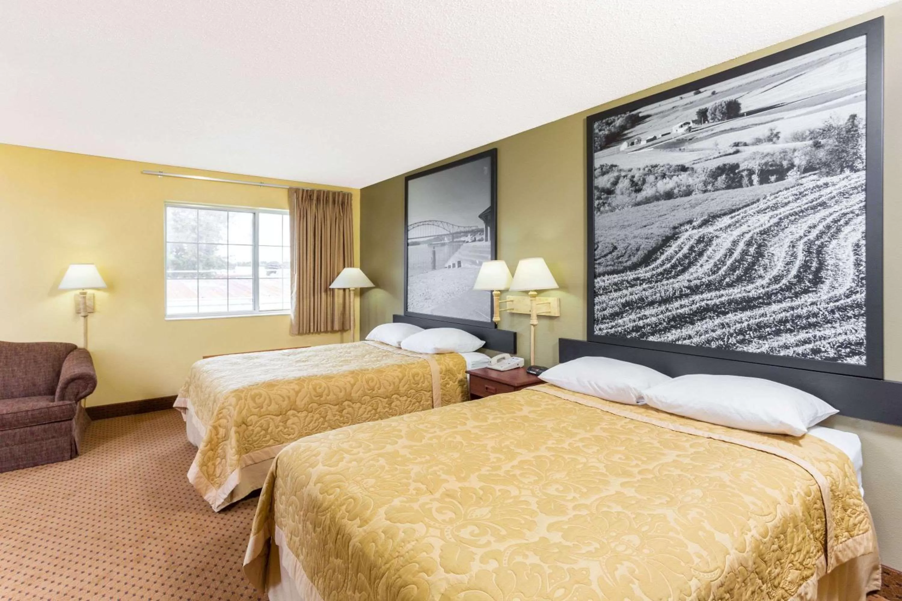 Photo of the whole room in Super 8 by Wyndham Osage