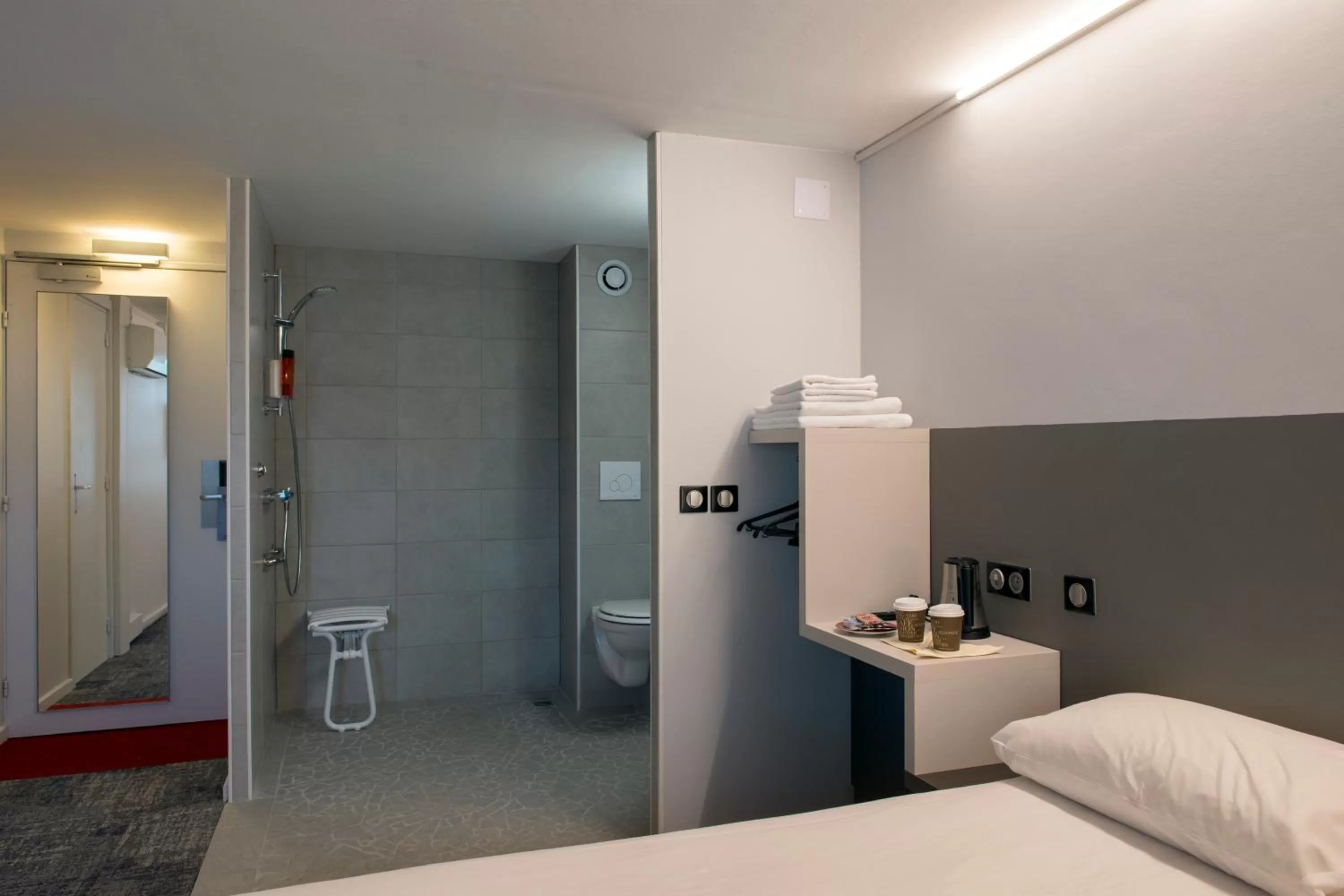 Shower, Bed in L'hôtel by JOA de Saint-Paul-Lès-Dax