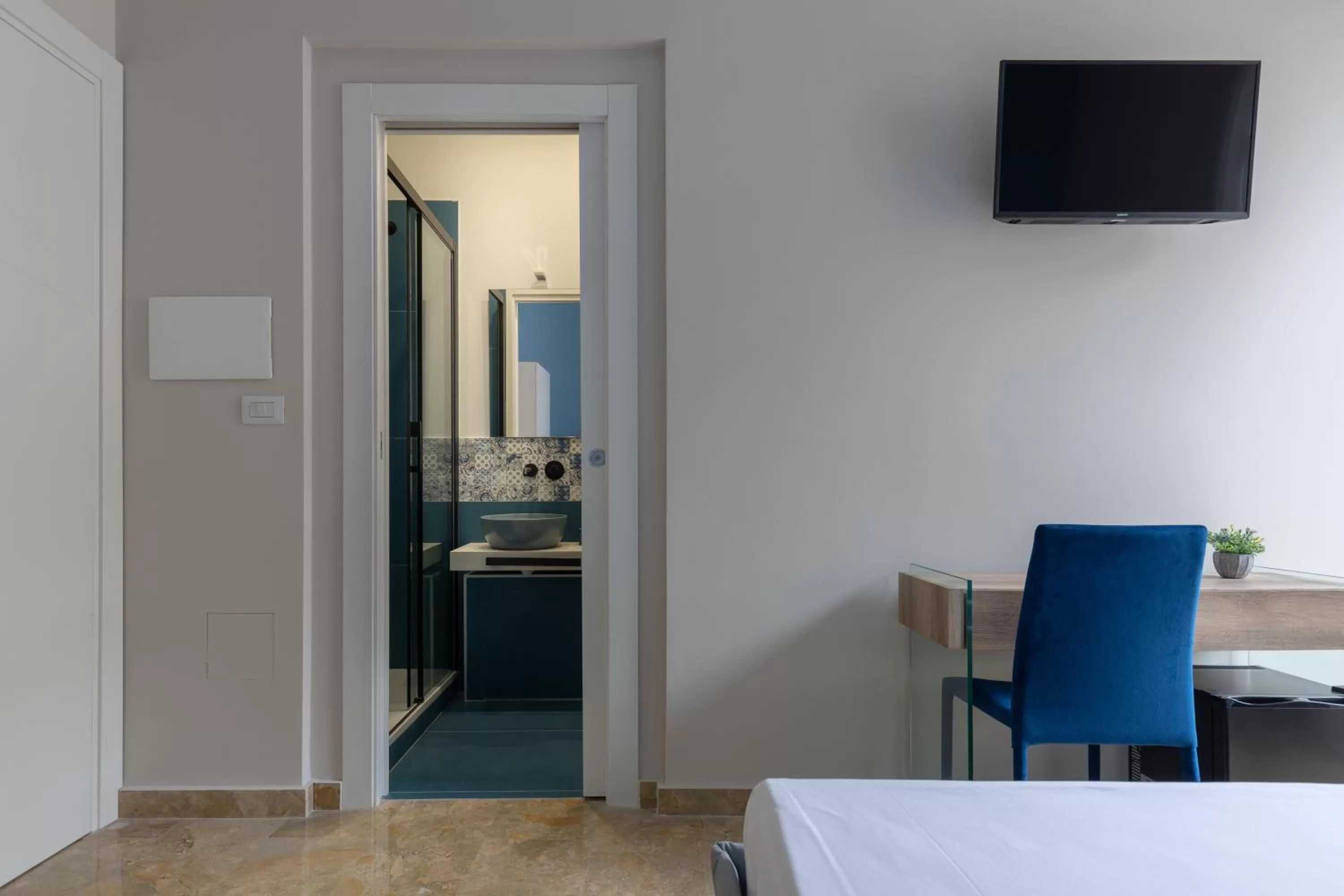 Bed, TV/Entertainment Center in Il Sovrano