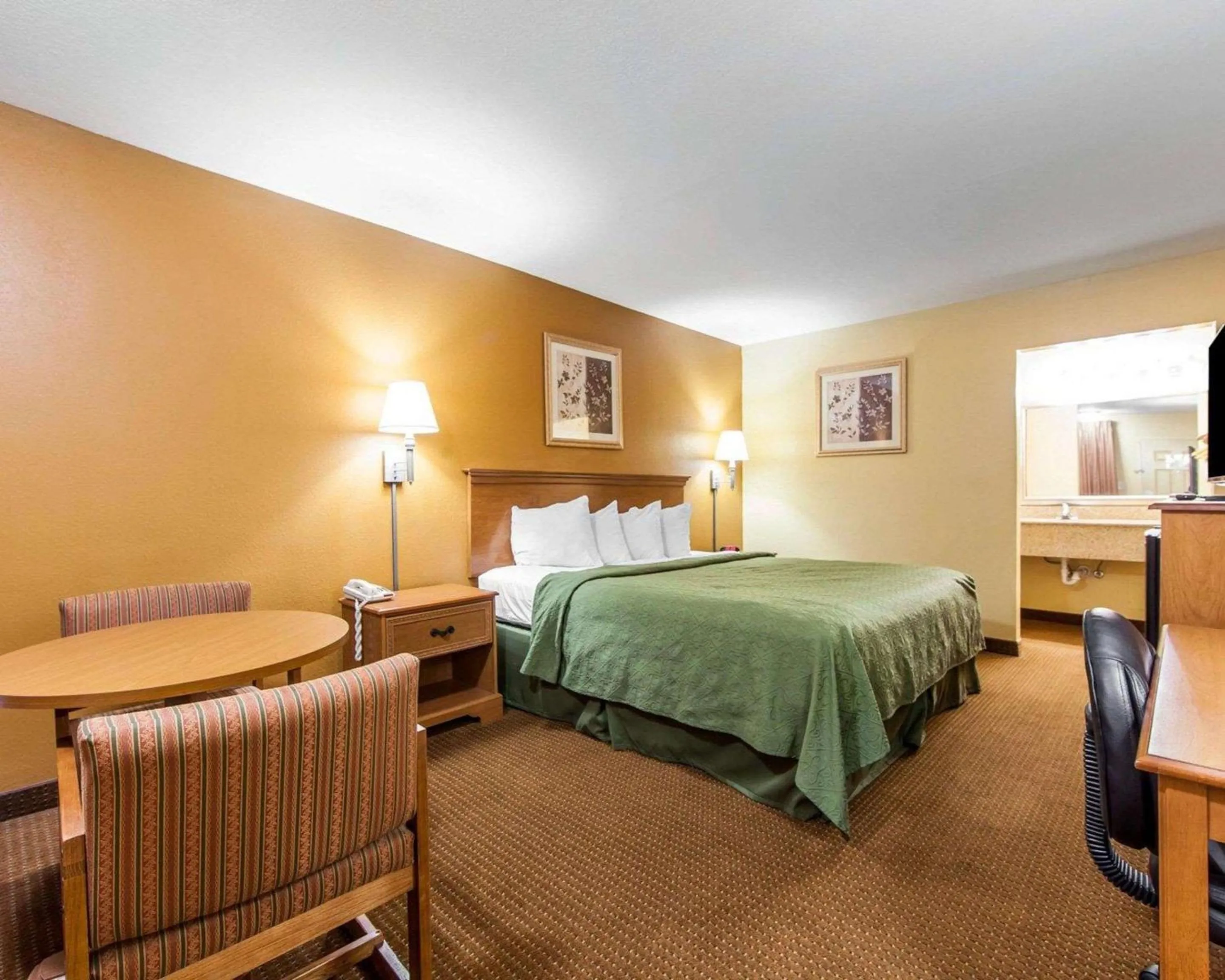 Photo of the whole room, Bed in Quality Inn & Suites Cartersville North