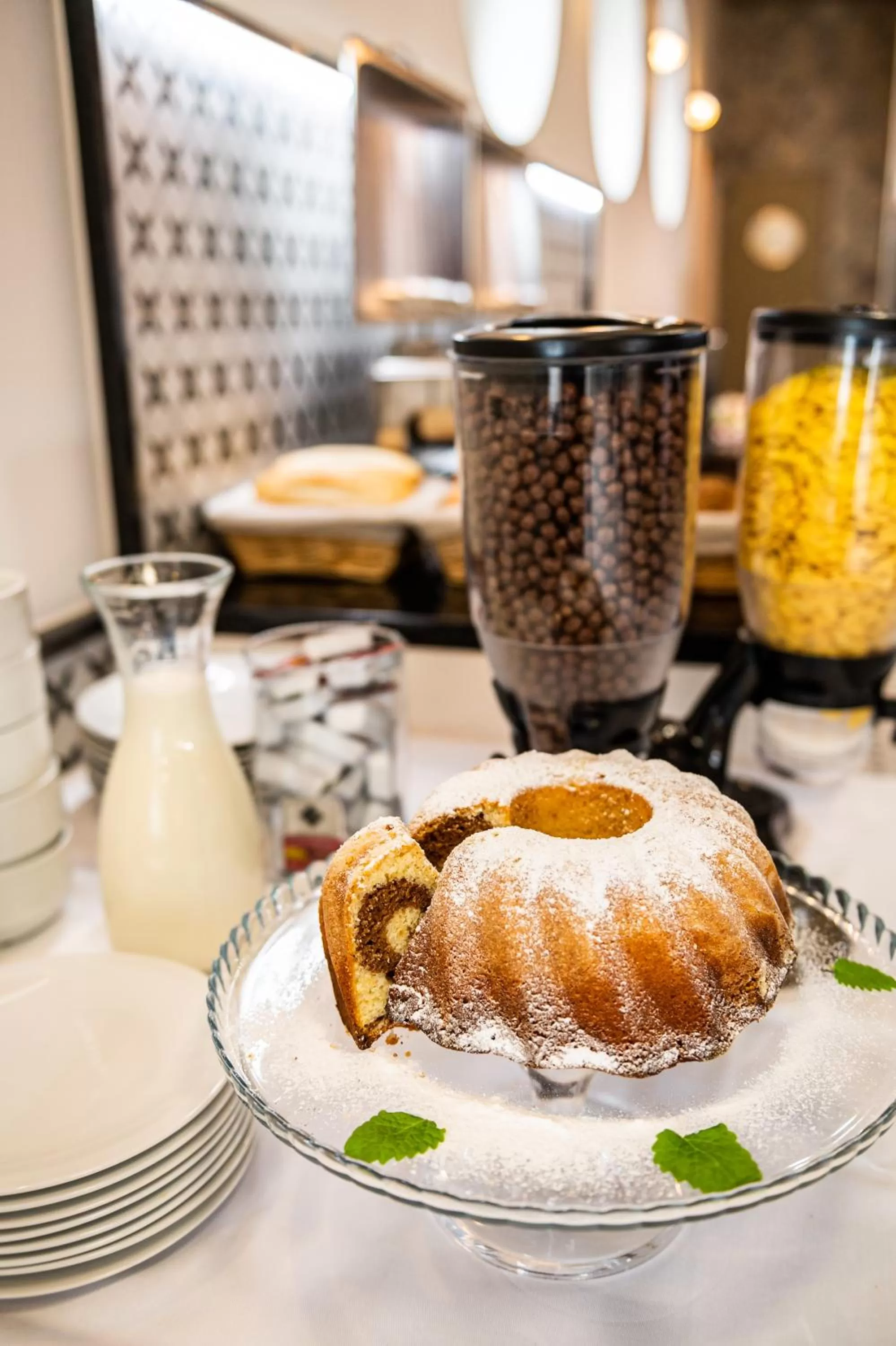 Restaurant/places to eat in City Hotel B&B, reception 24 7, 800m od-from R1, free parking