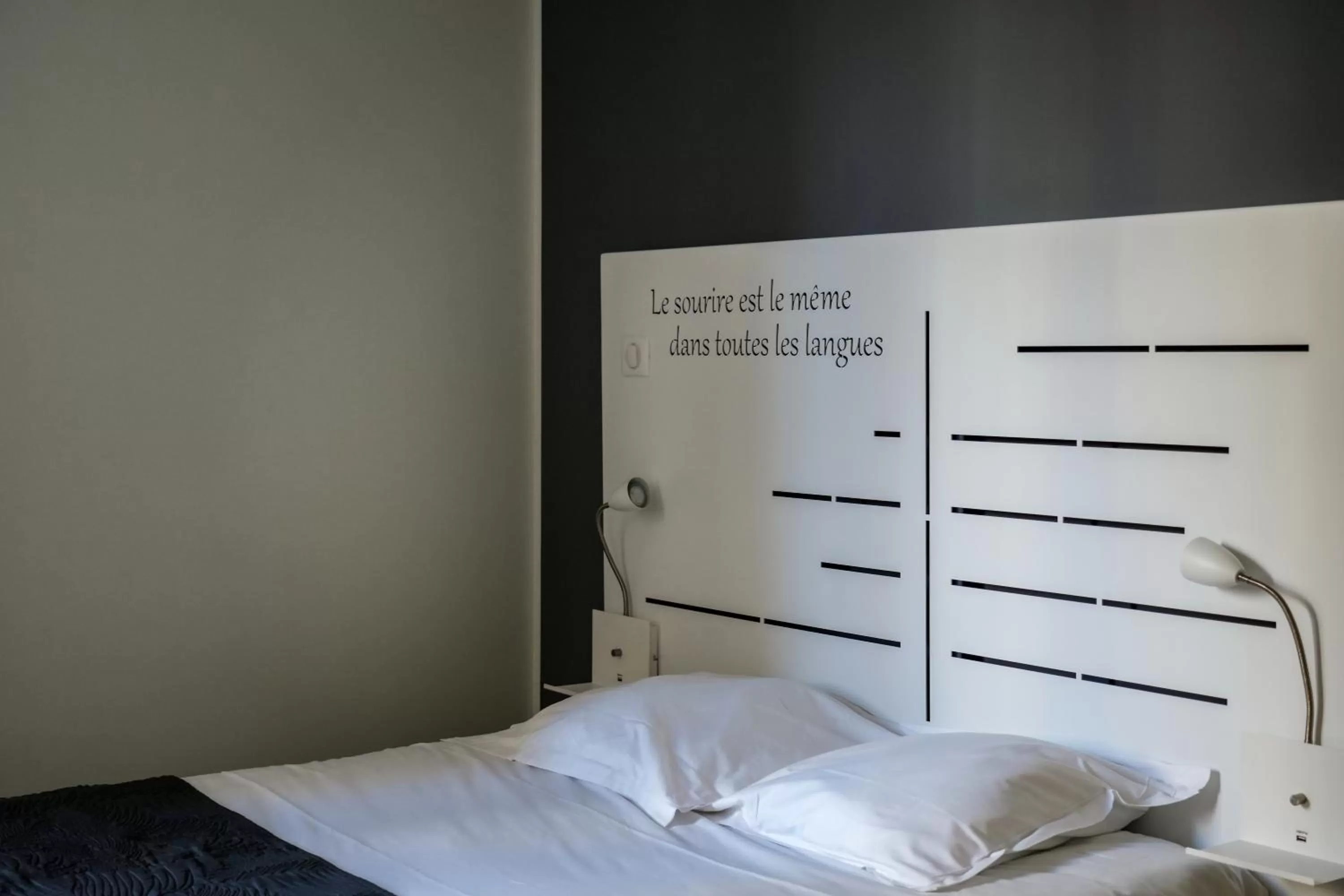 Property building, Bed in Celenya Hôtel