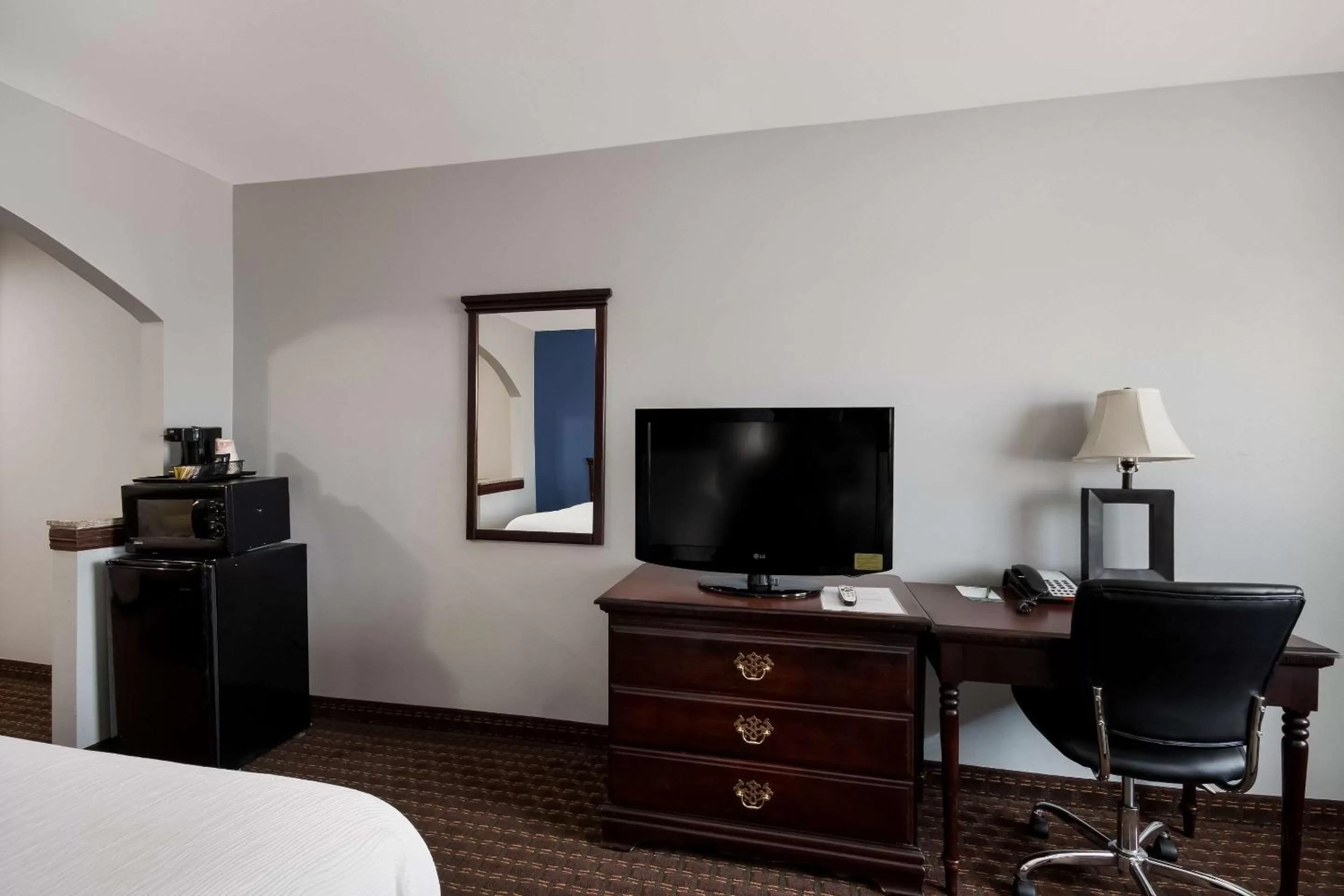Bedroom, Bed in Quality Inn & Suites Oklahoma City North