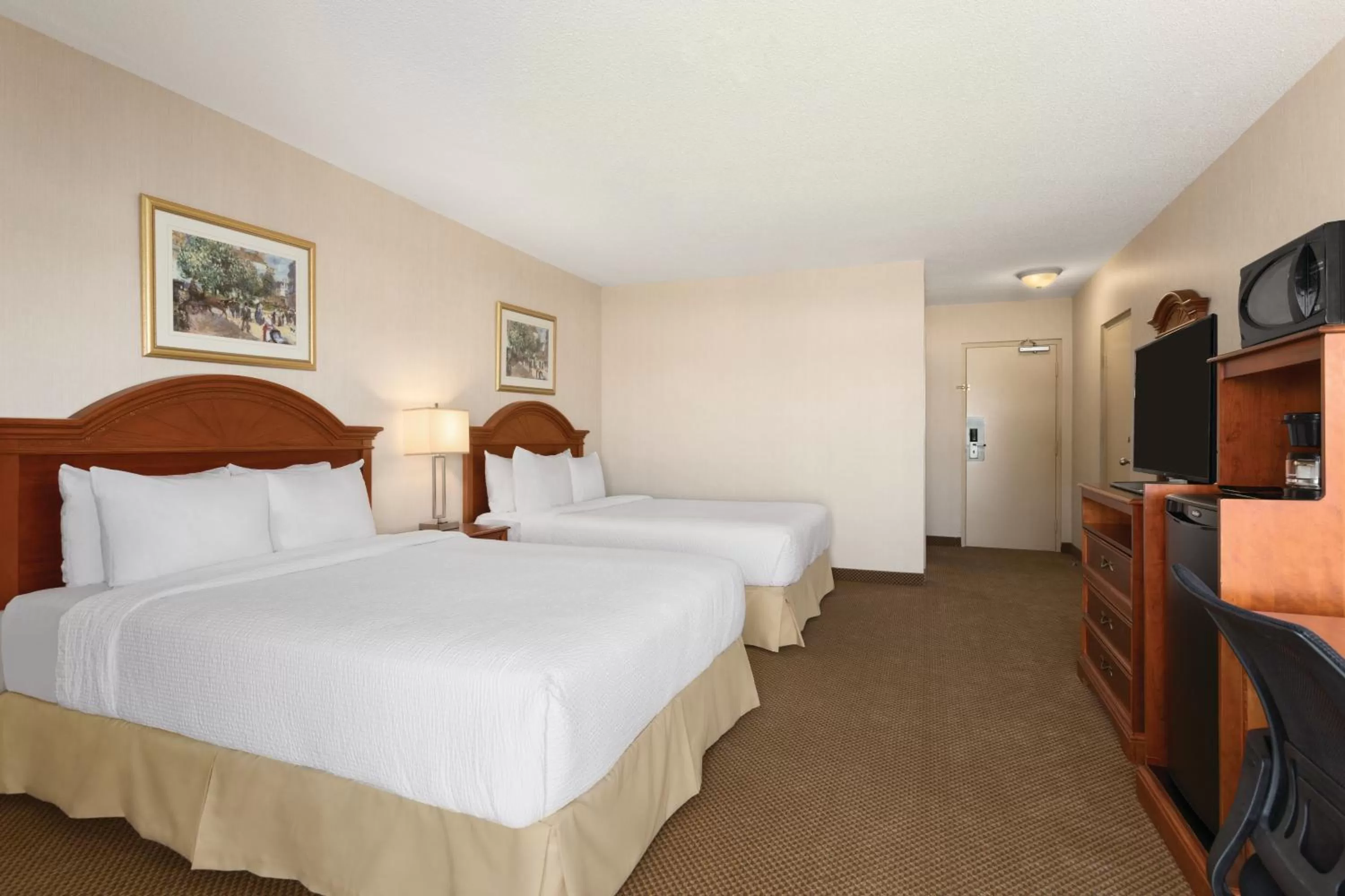Photo of the whole room, Bed in Days Inn by Wyndham London