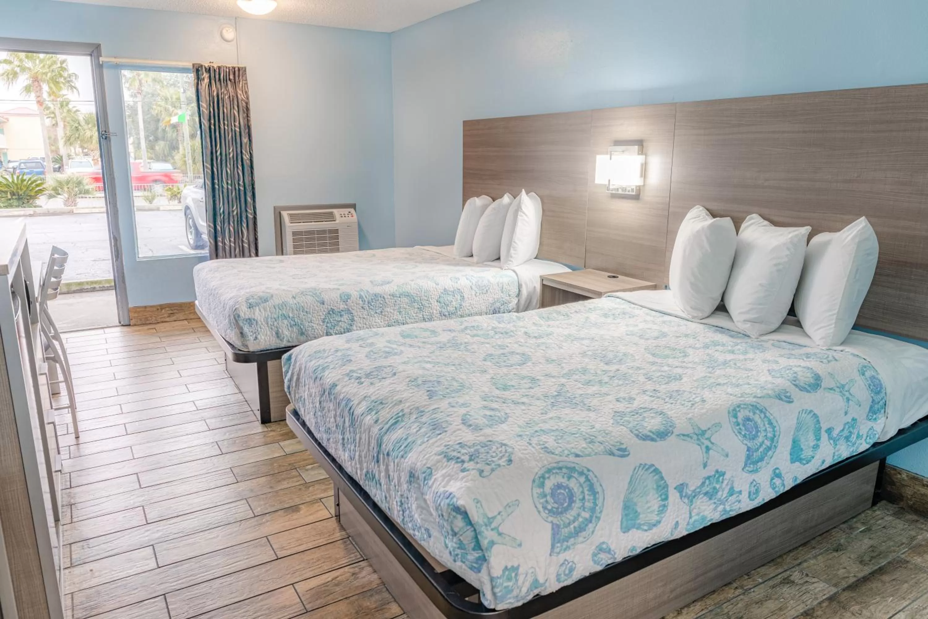 Bed in Sandcastle Inn