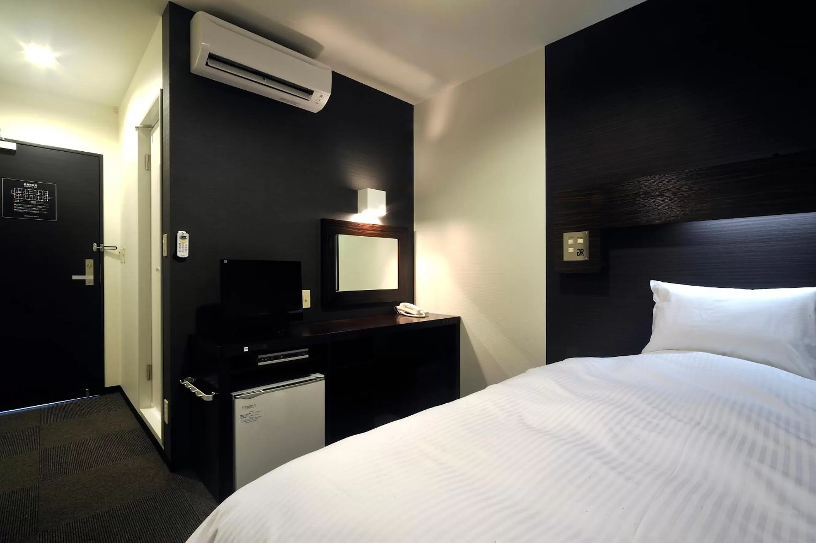 Bed in Green Rich Hotel Iwakuni Ekimae (Artificial hot spring Futamata Yunohana)