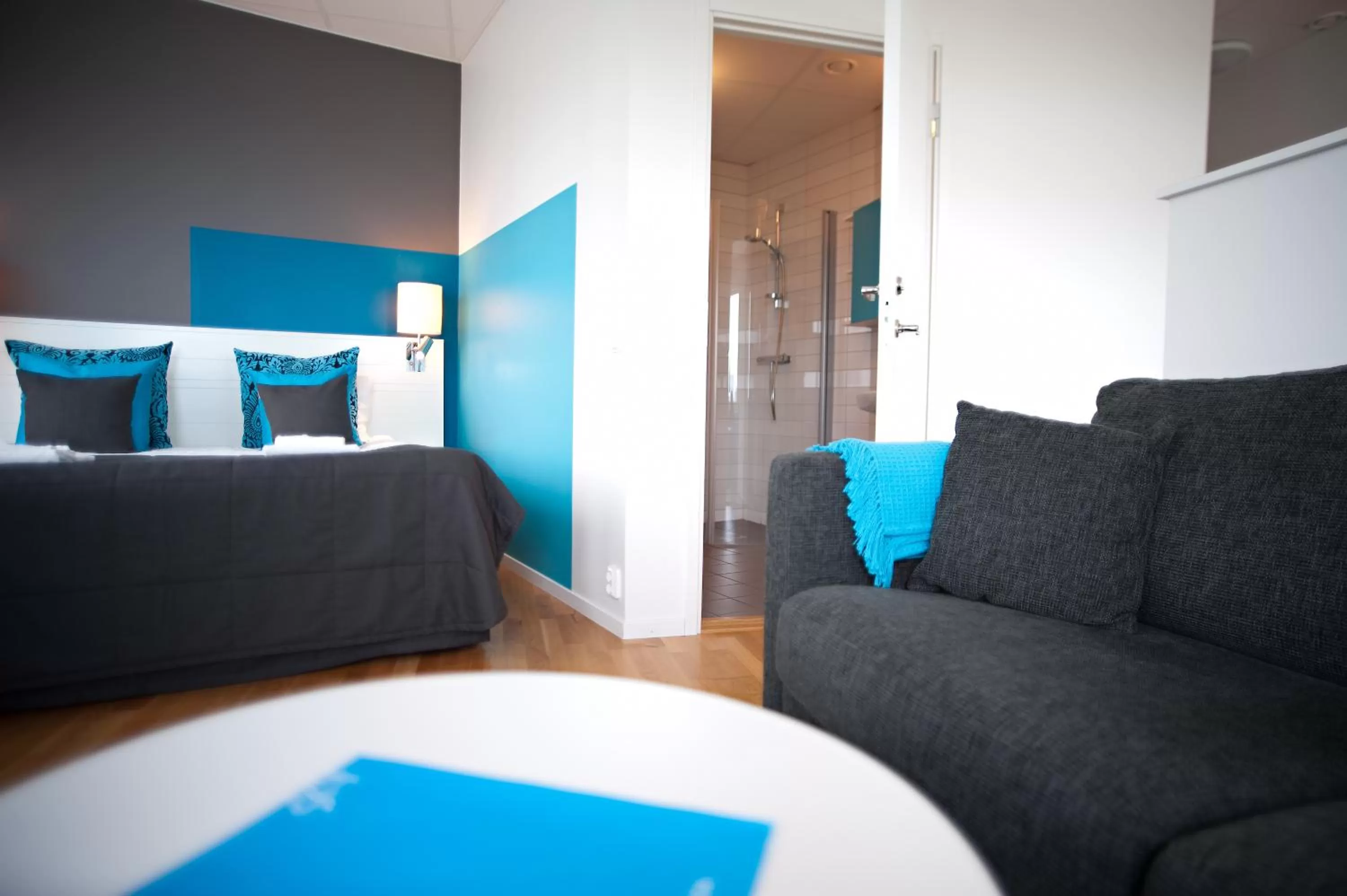 Bathroom, Bed in Sky Hotel Apartments Tornet