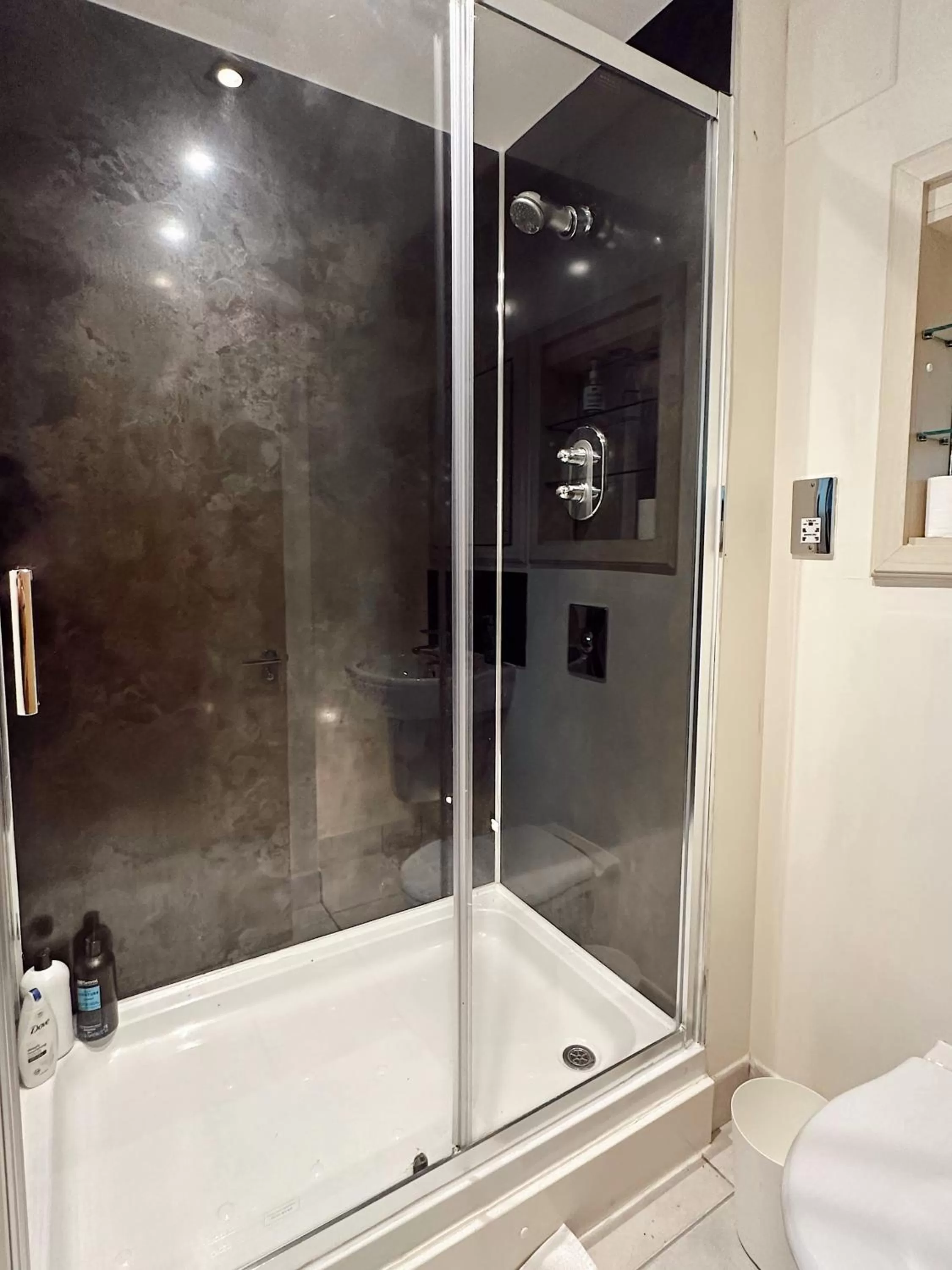 Shower in Canary Wharf - Luxury Apartments