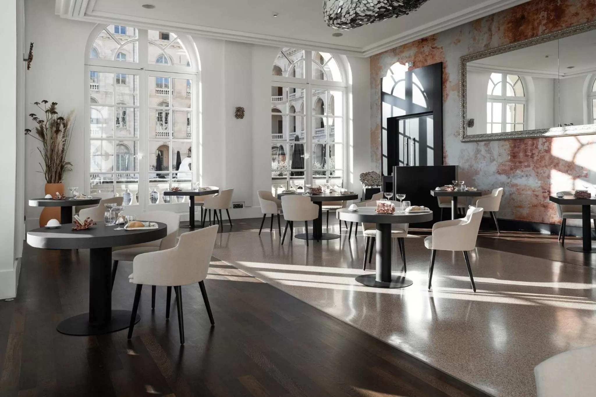 Restaurant/places to eat in InterContinental Marseille - Hotel Dieu by IHG