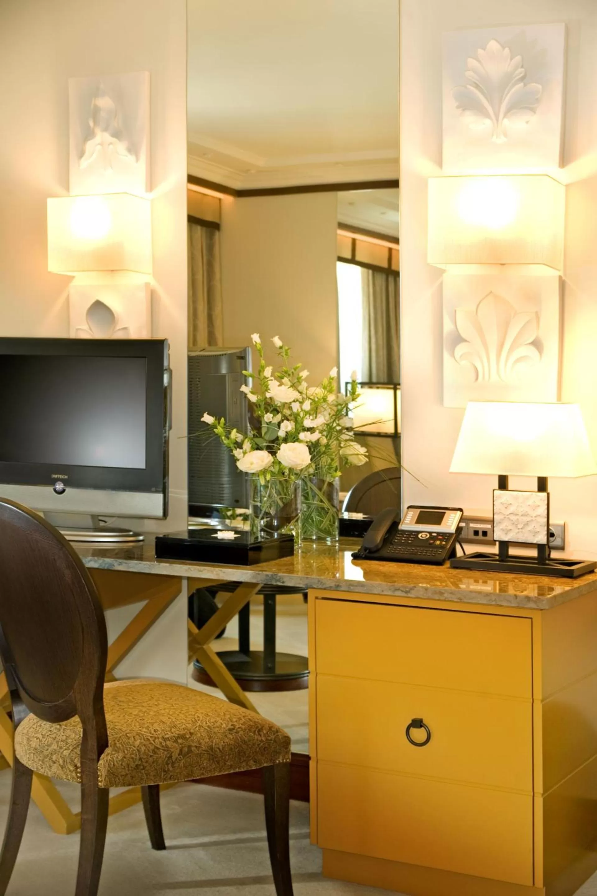 TV and multimedia in Grande Real Villa Itália Hotel & Spa